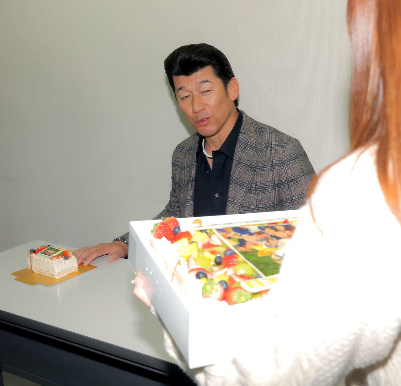 大きな誕生日ケーキに気づくDeNA三浦監督（撮影・河田真司）