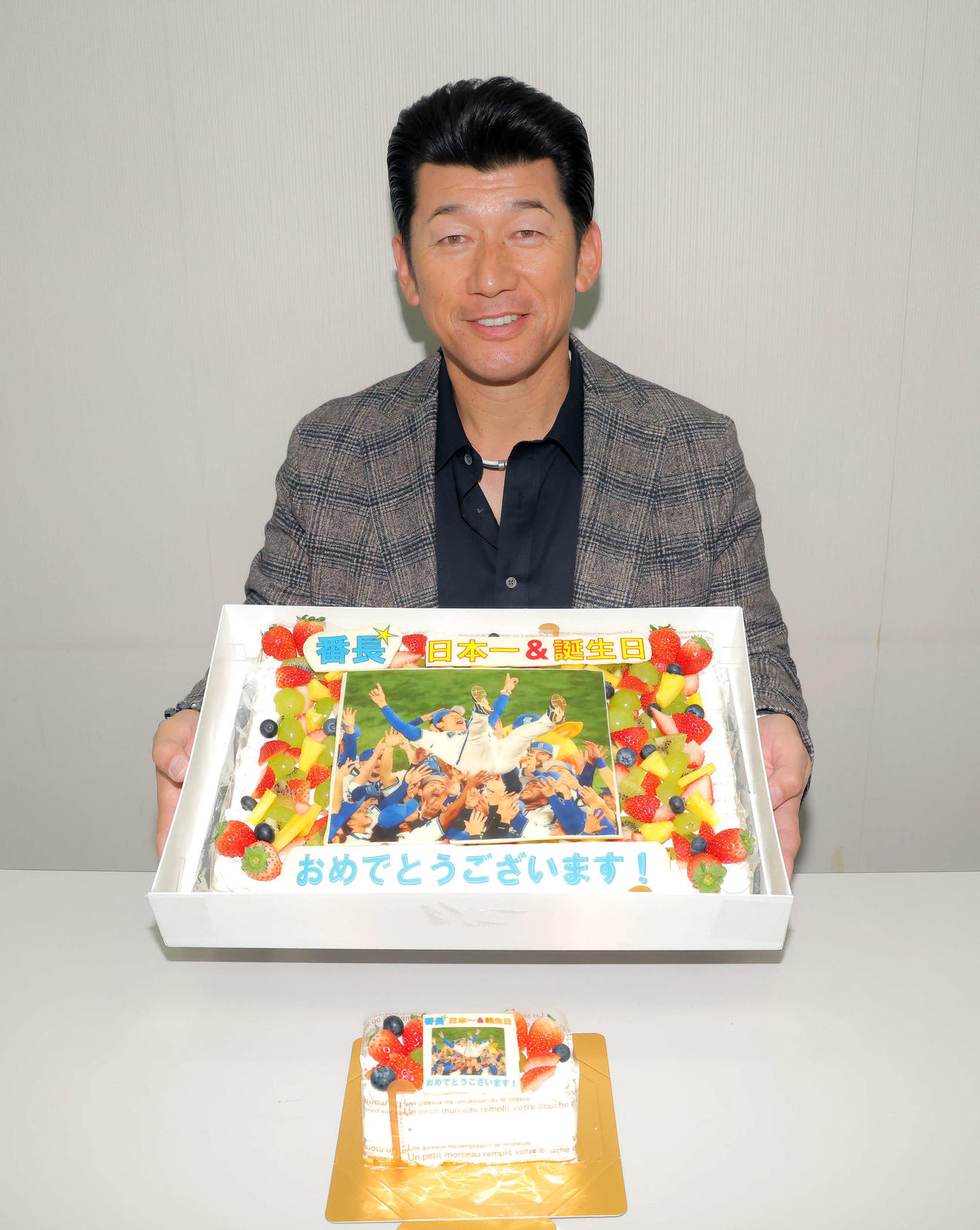 大小2つのケーキで報道陣から誕生日の祝福を受けるDeNA三浦監督（撮影・河田真司）