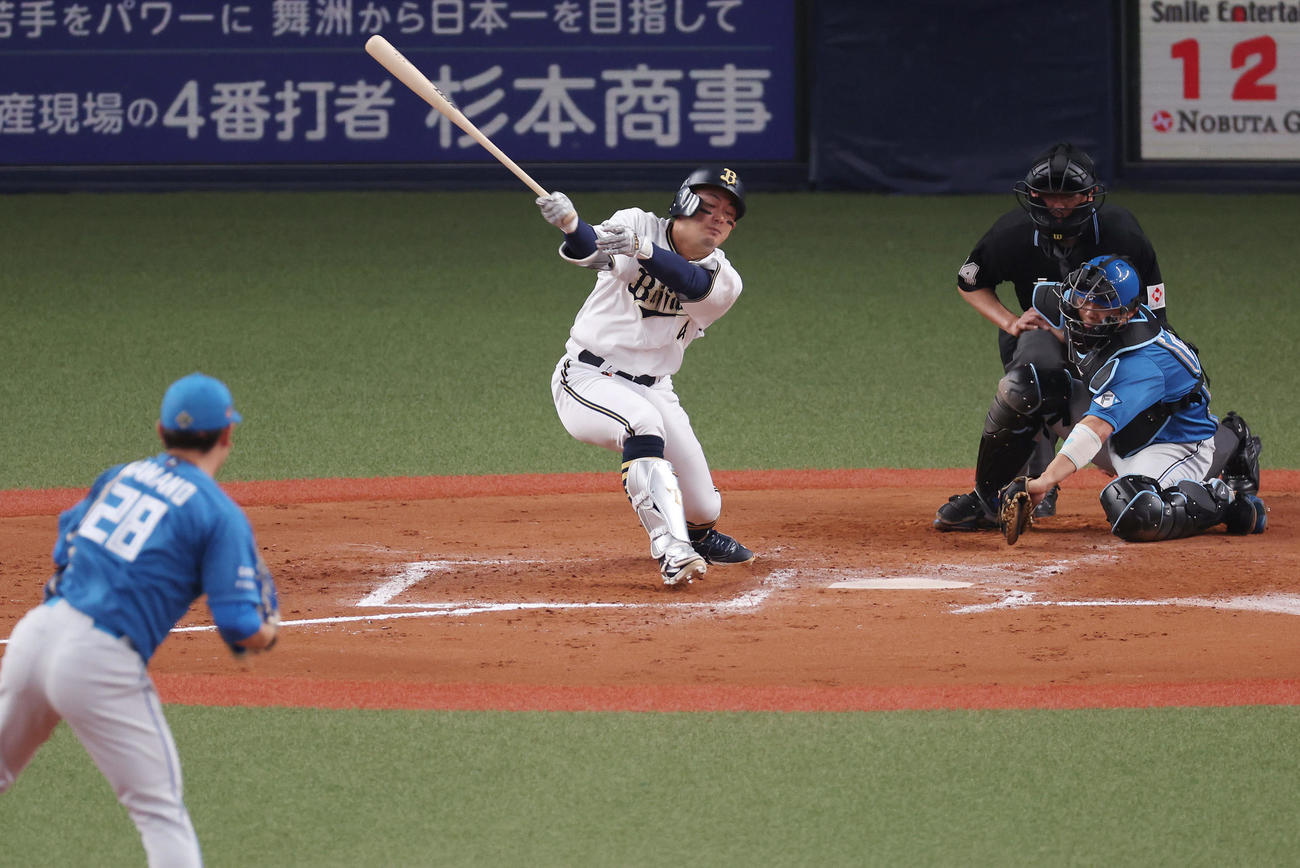 4月、日本ハム戦で空振り三振に倒れるオリックス森