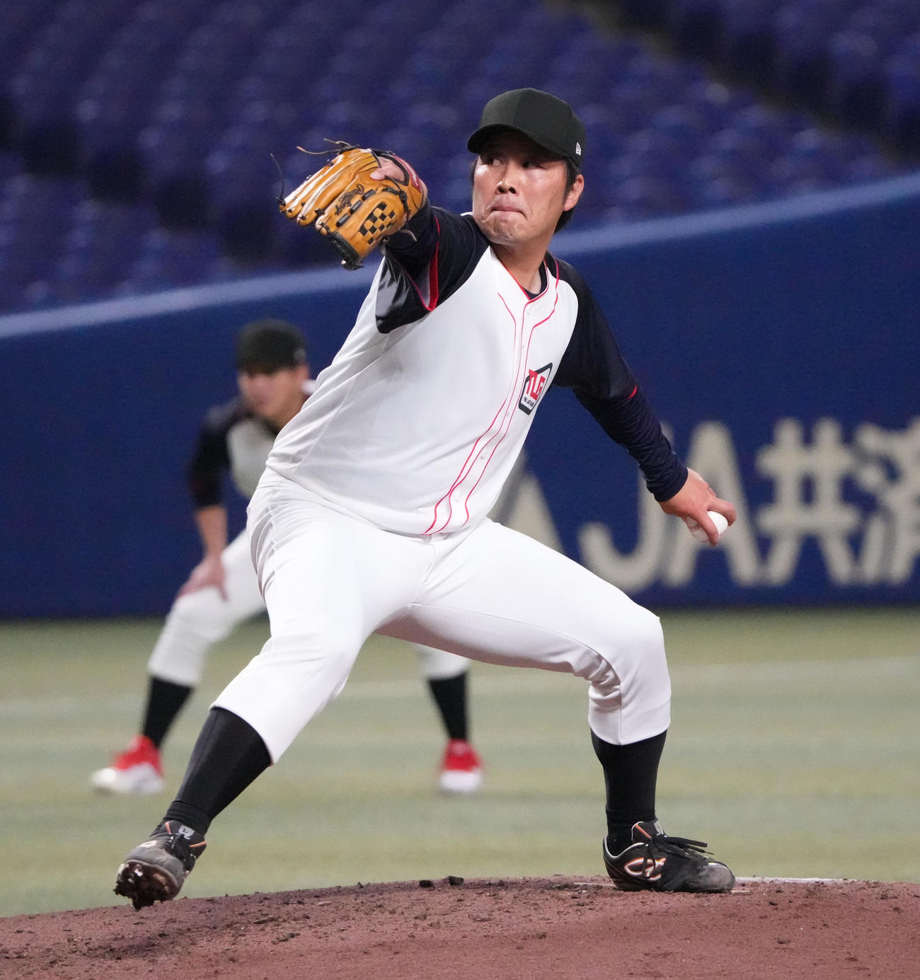 EAST HOPE対WEST DREAMS 2回裏、EAST2番手で登板する藤岡（撮影・森本幸一）