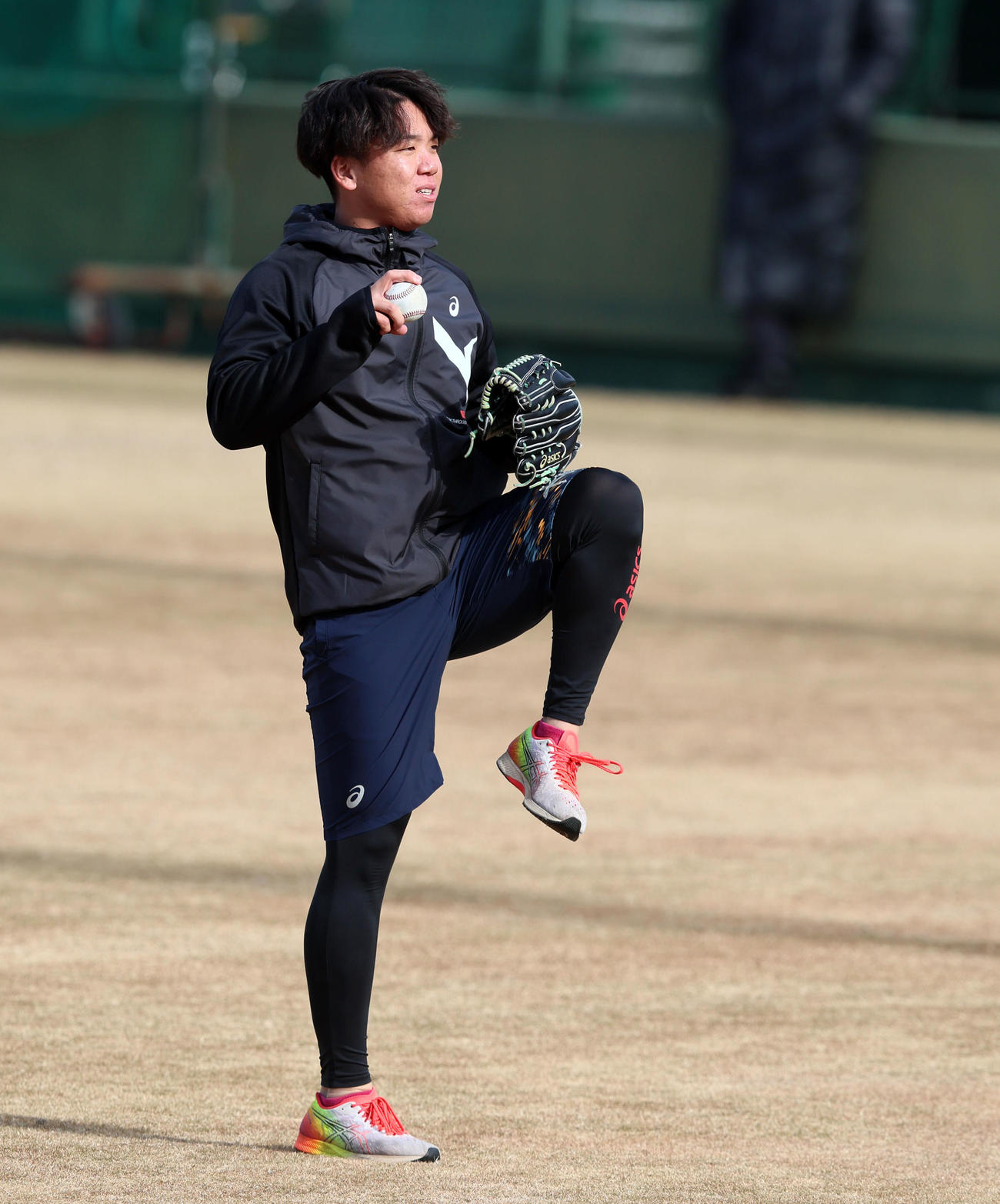 キャッチボールする村上頌樹（2024年12月18日撮影）