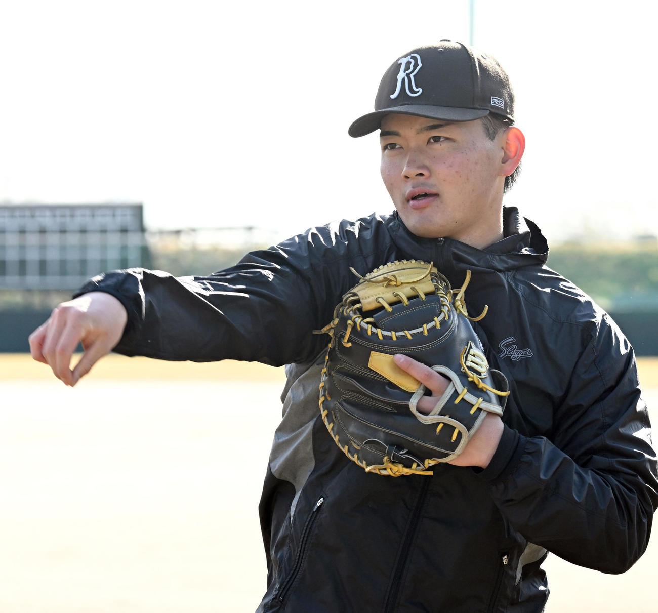 自主トレを公開し、スローイングを披露する阪神ドラフト4位の町田捕手（撮影・千葉一成）