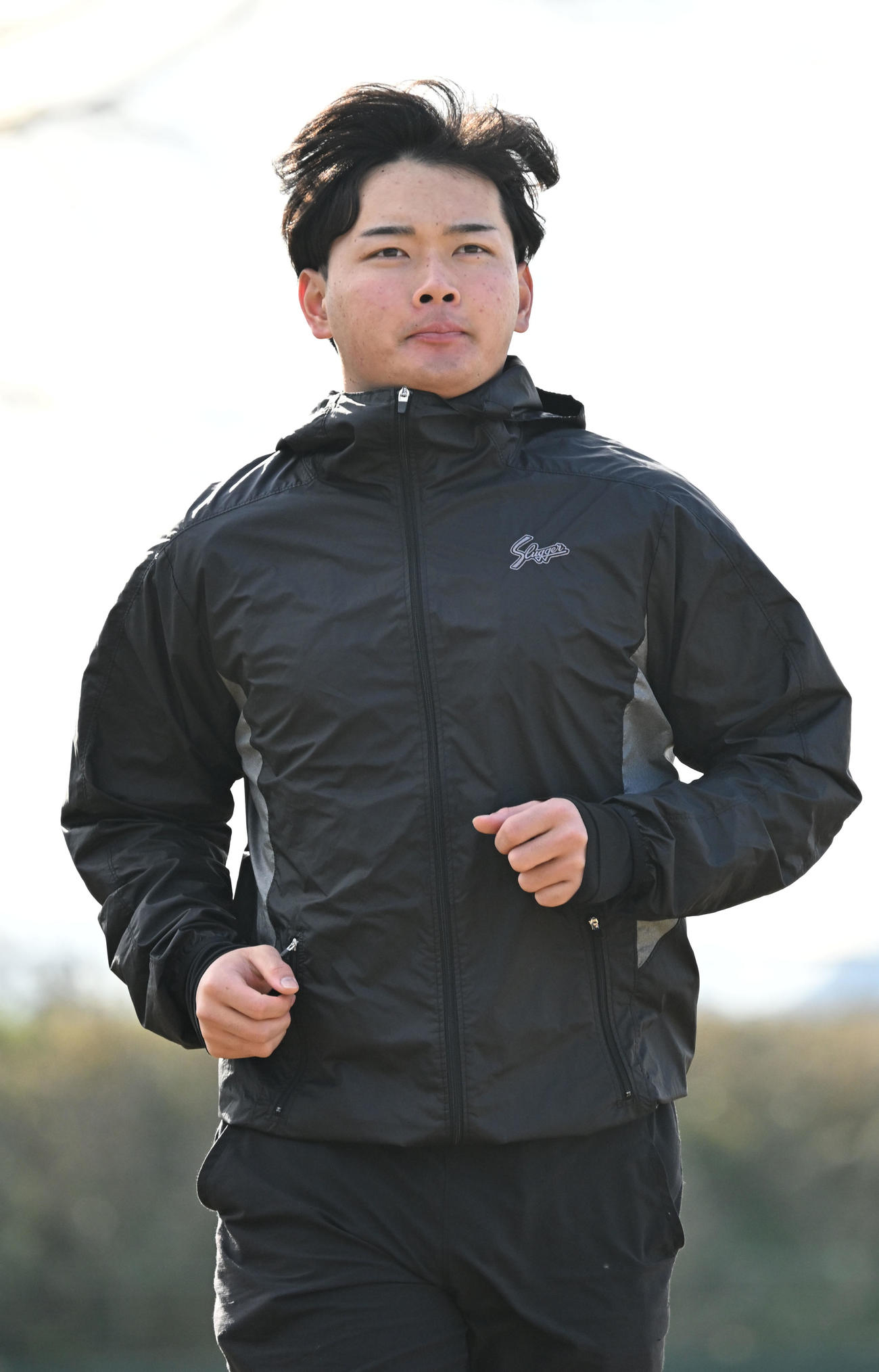 自主トレを公開し、外野を走り込む阪神ドラフト4位の町田捕手（撮影・千葉一成）