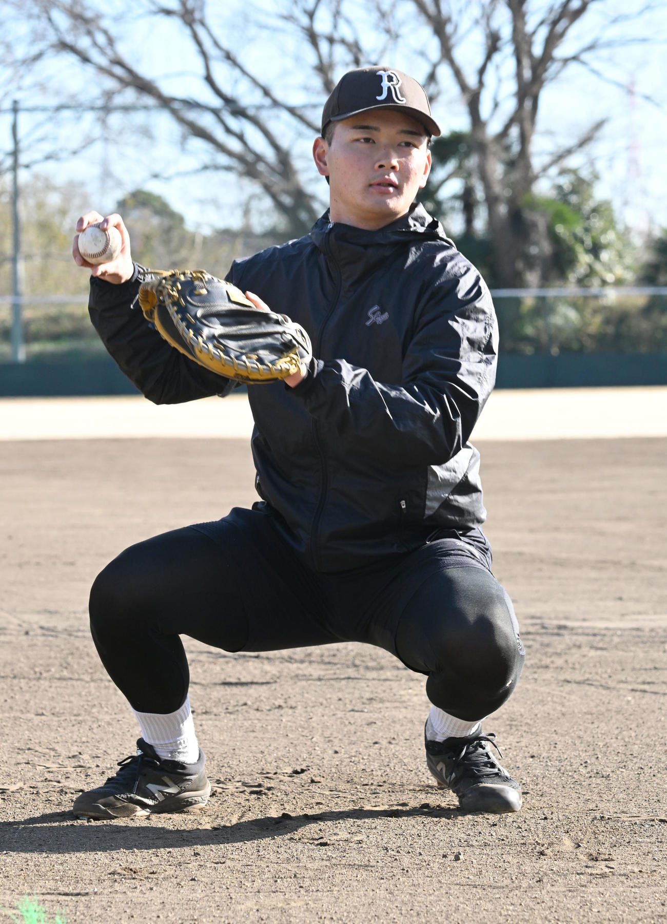 自主トレを公開し、スローイングを披露する阪神ドラフト4位の町田捕手（撮影・千葉一成）