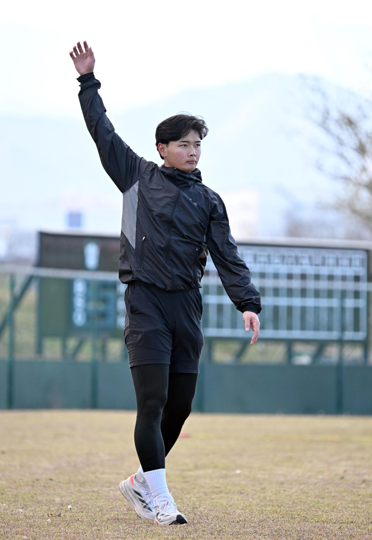 自主トレを公開し、ウォーミングアップで調整する阪神ドラフト4位の町田捕手（撮影・千葉一成）