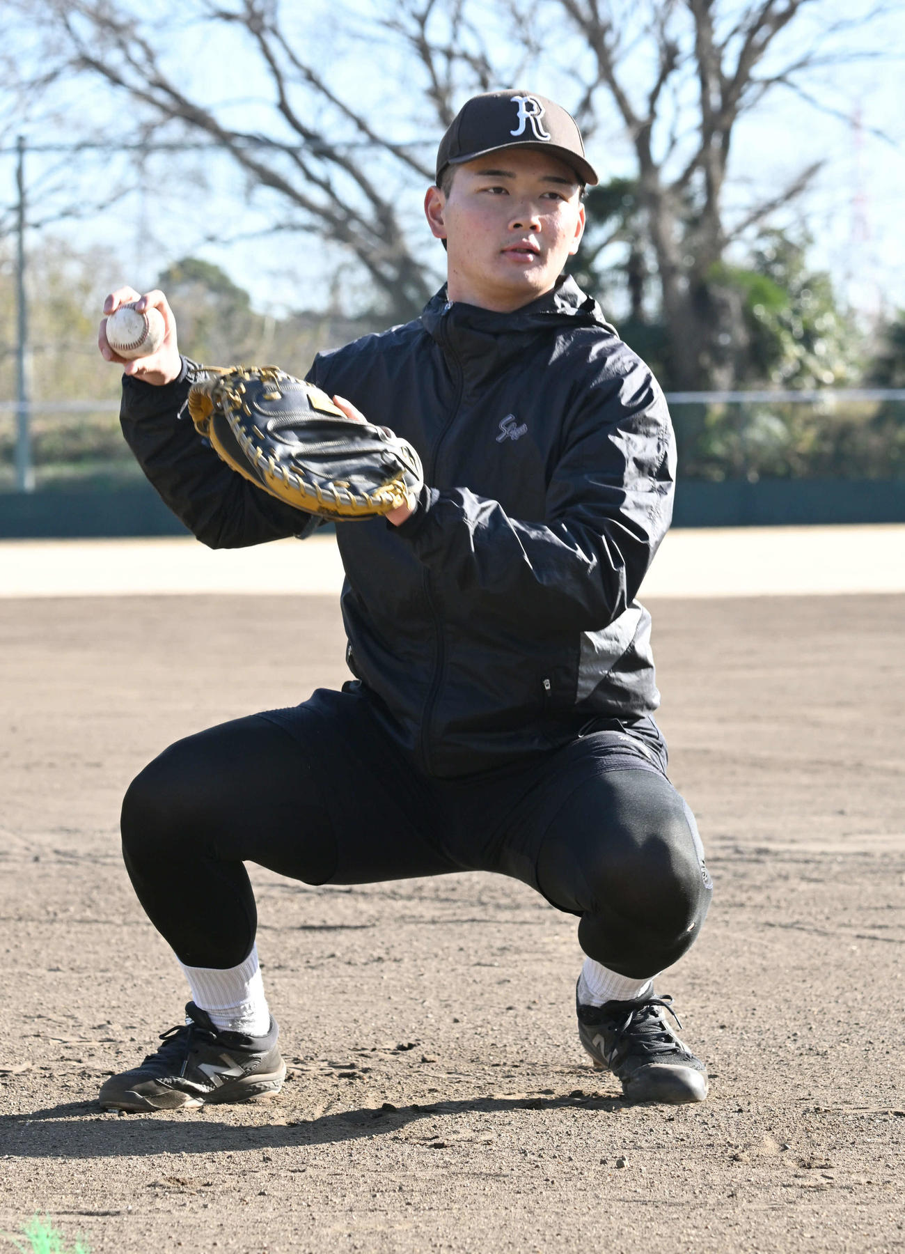 自主トレを公開し、スローイングを披露する阪神ドラフト4位の町田捕手（撮影・千葉一成）