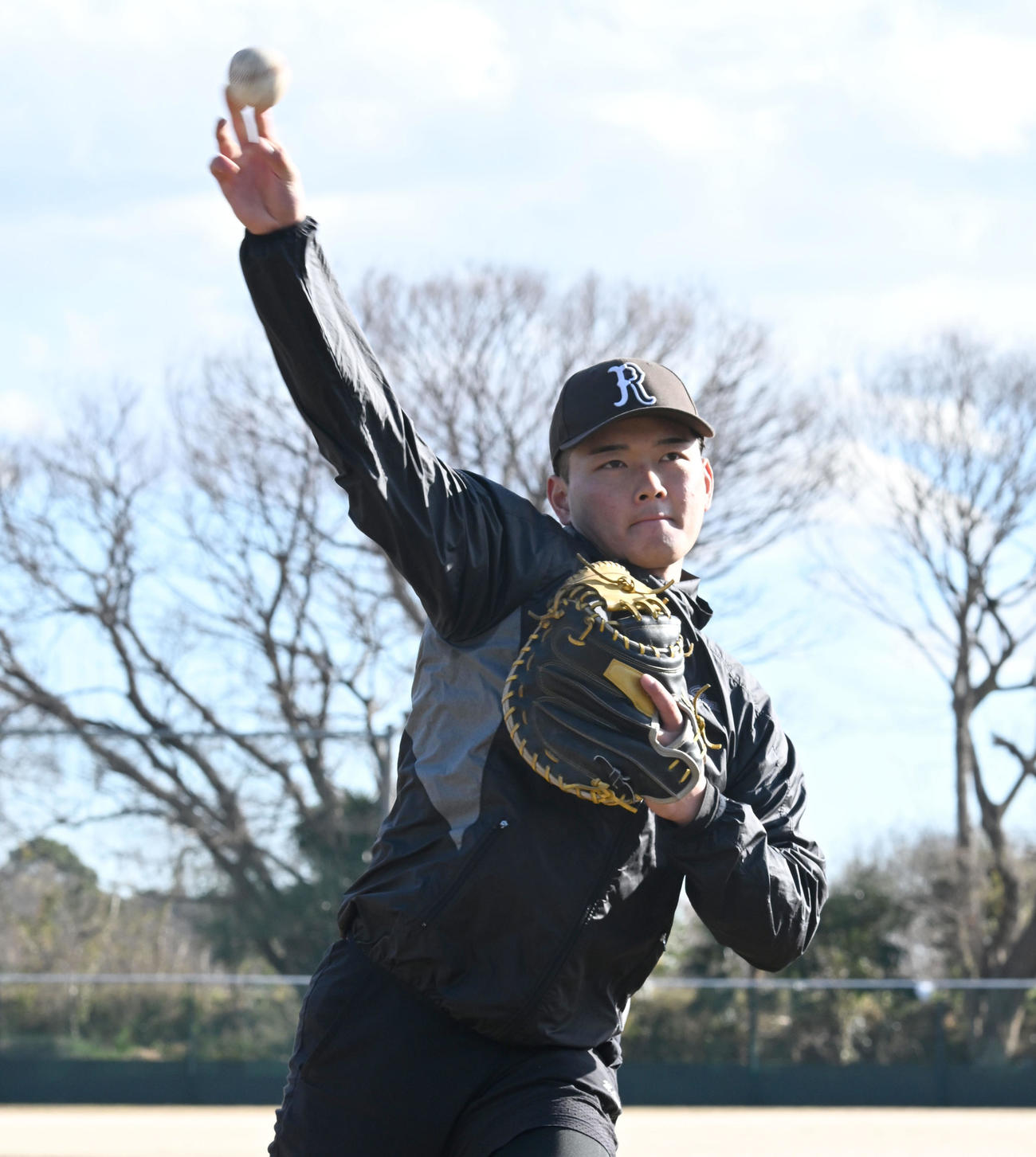 自主トレを公開し、スローイングを披露する阪神ドラフト4位の町田捕手（撮影・千葉一成）
