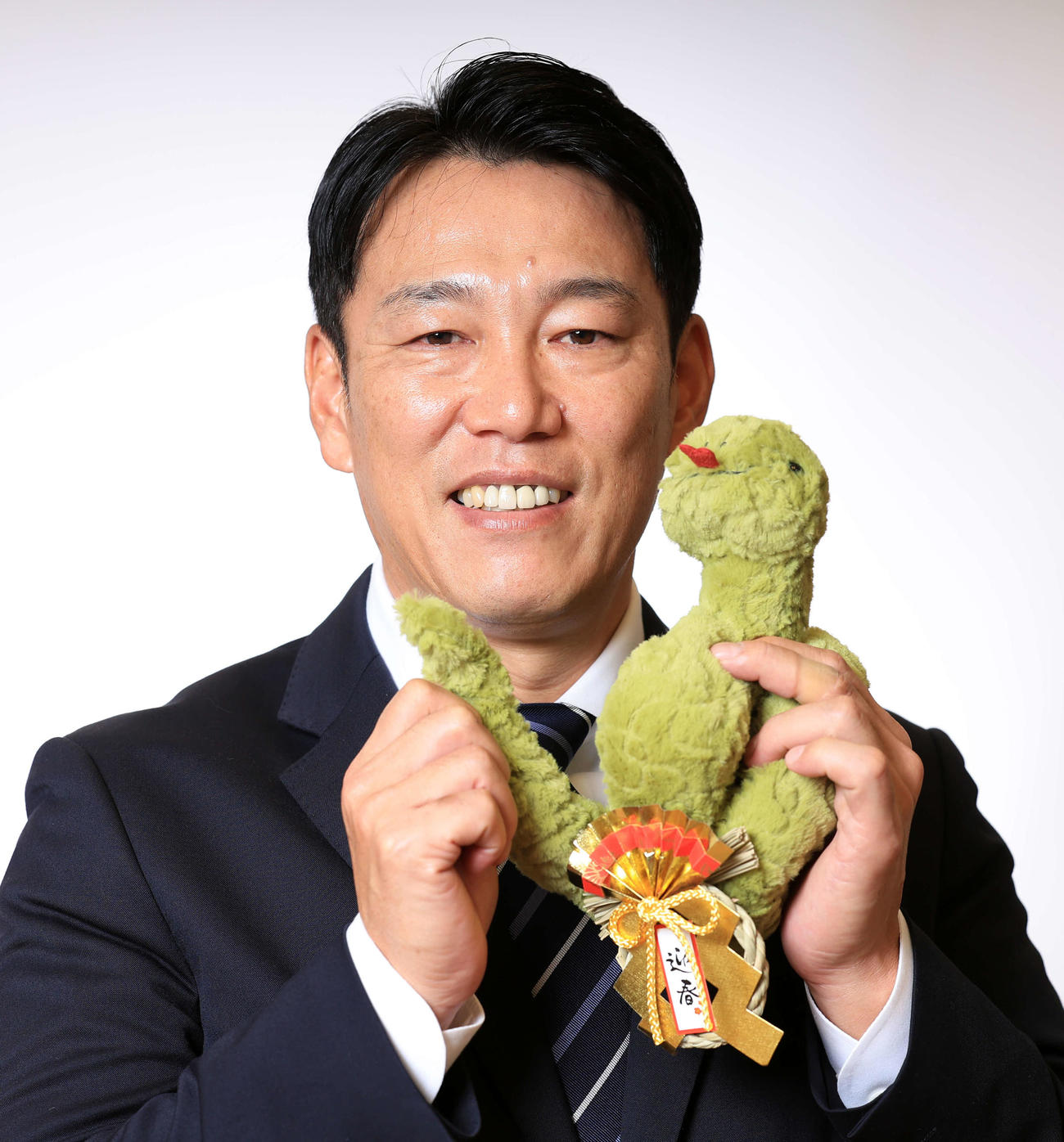 新しい挑戦や変化に前向きな姿勢を示す年と言われるへび（巳）年に向け、ぬいぐるみを手にする侍ジャパンの井端監督（撮影・浅見桂子）