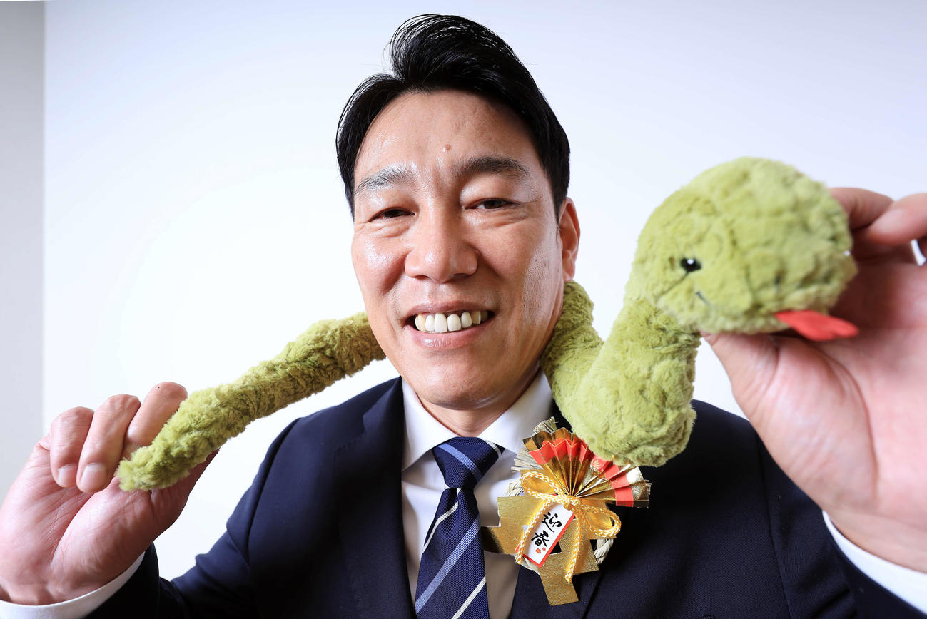 新しい挑戦や変化に前向きな姿勢を示す年と言われるへび（巳）年に、笑顔を見せる侍ジャパンの井端弘和監督（撮影・浅見桂子）