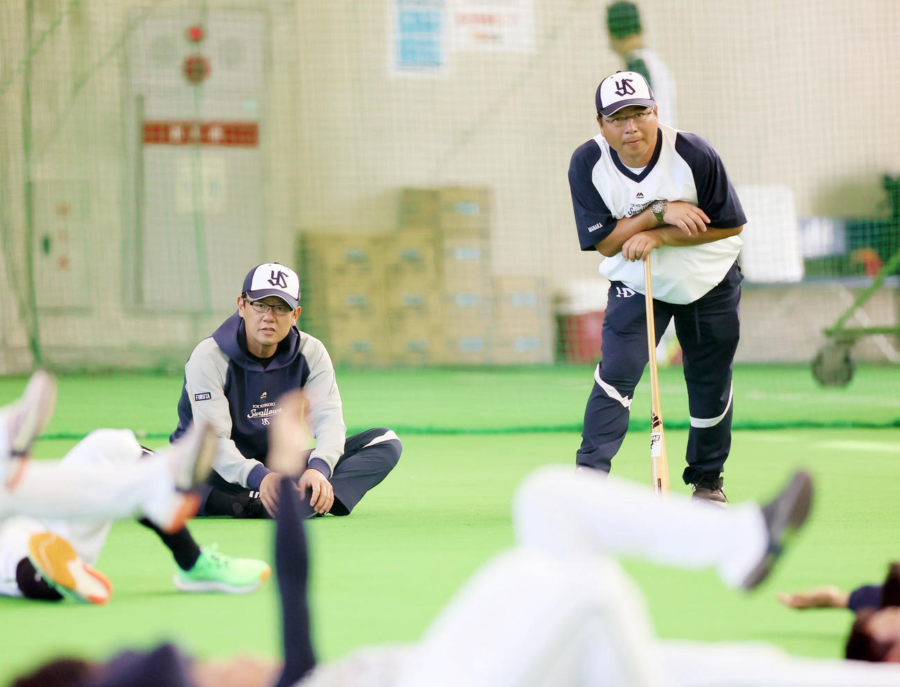練習を見つめるヤクルトの古田臨時コーチ（左）と真中臨時コーチ（2023年2月撮影）