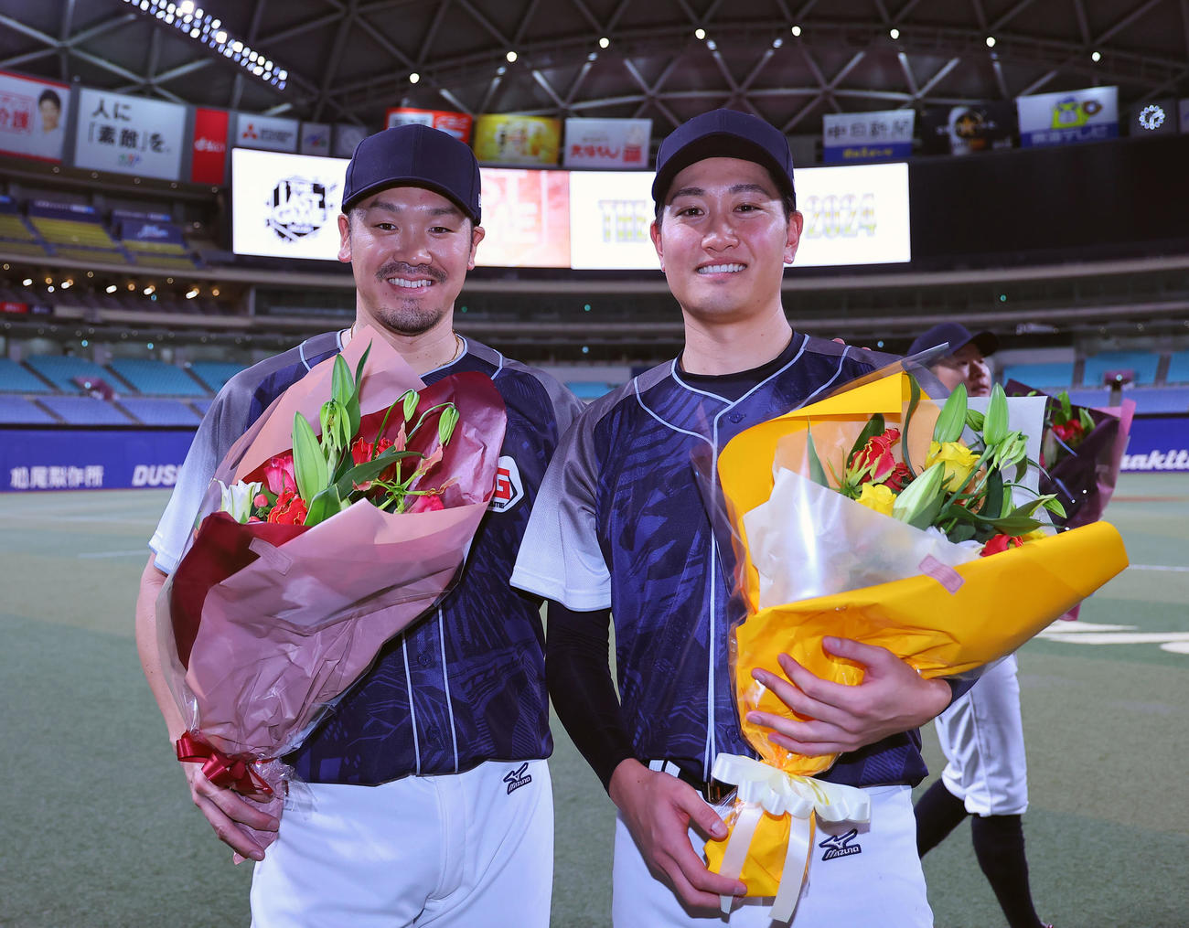 試合を終え、記念写真を撮るT－岡田（左）と竹安（撮影・藤尾明華）