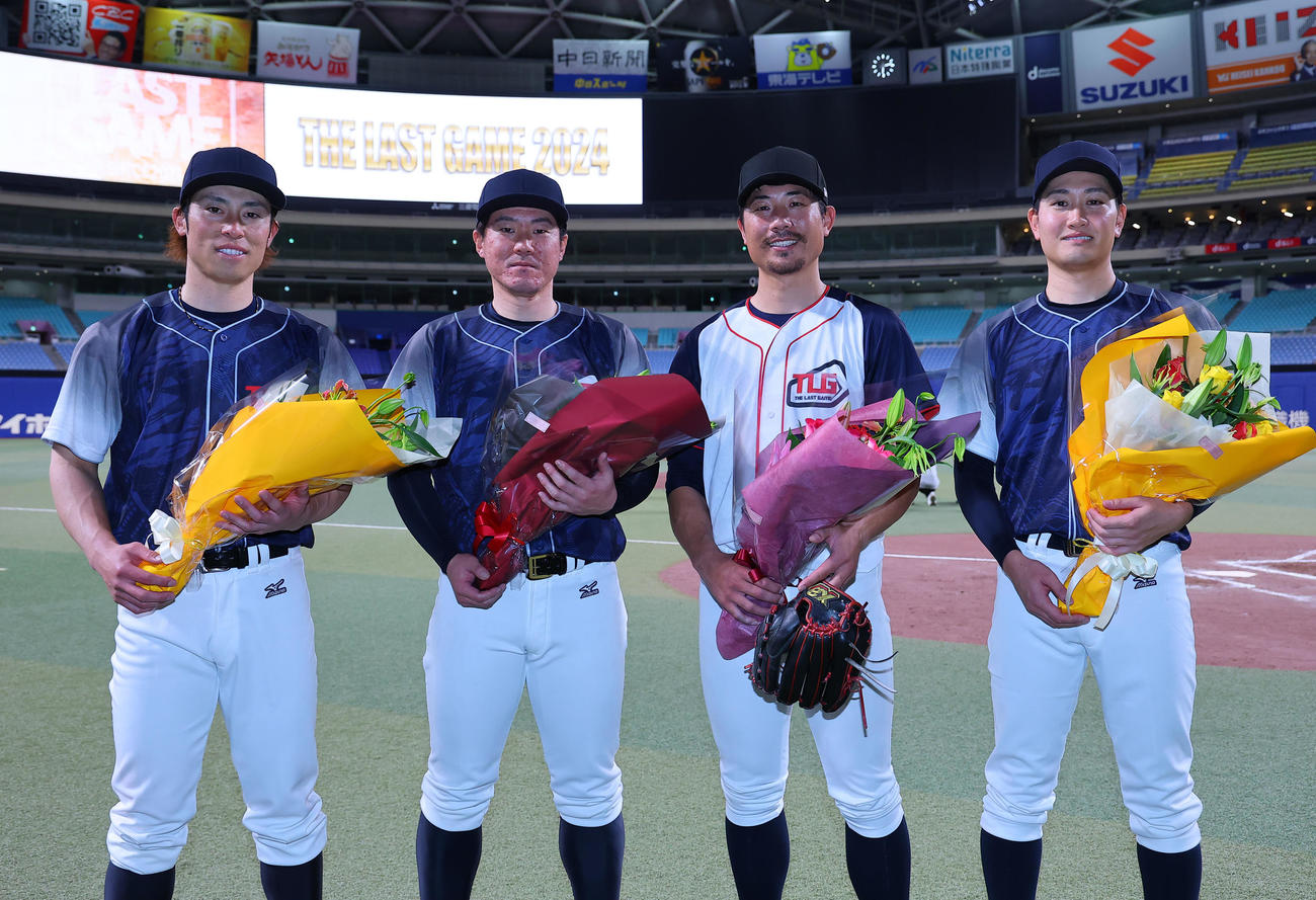 試合を終え、記念写真を撮る左から江越、陽川、石崎、竹安（撮影・藤尾明華）