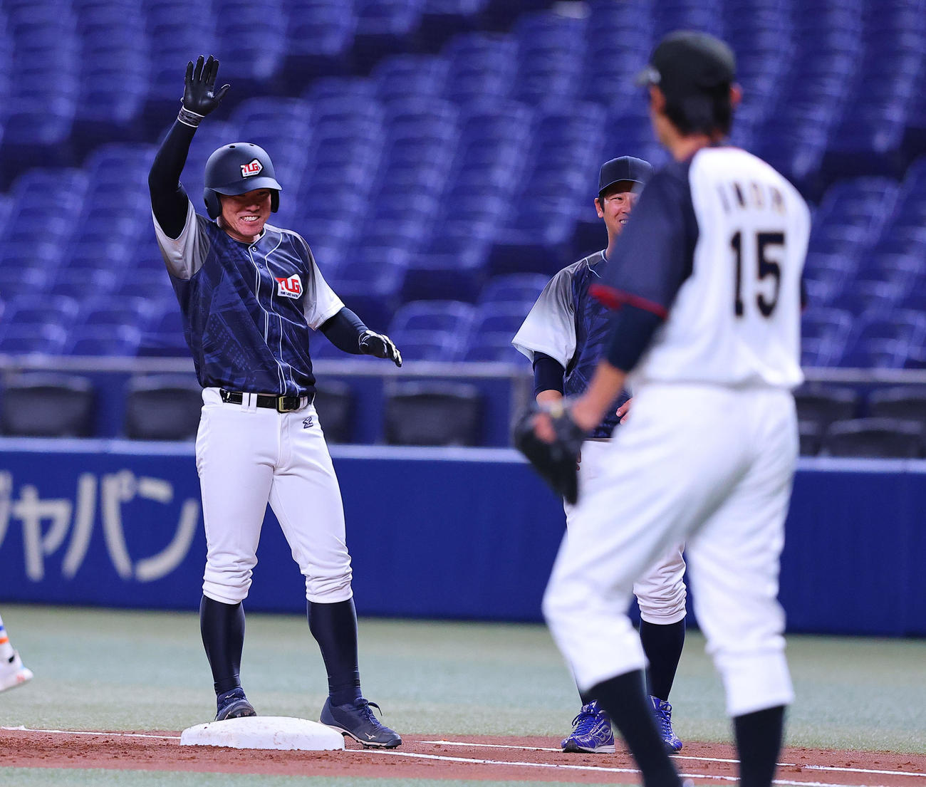 1回、安打を放ち喜ぶWEST DREAMS陽川（撮影・藤尾明華）