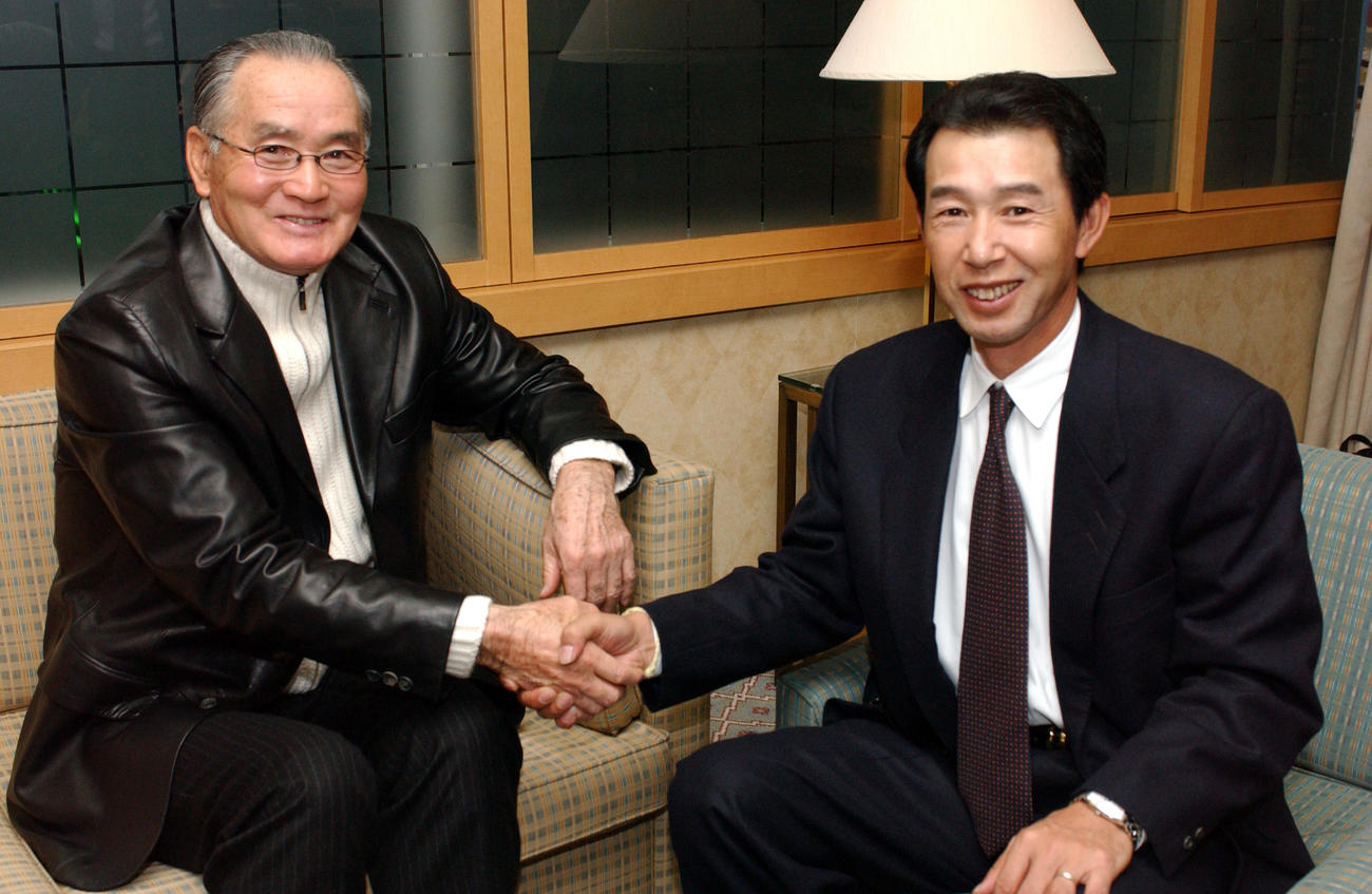 03年12月、本紙インタビューで握手する長嶋茂雄と篠塚和典氏（右）