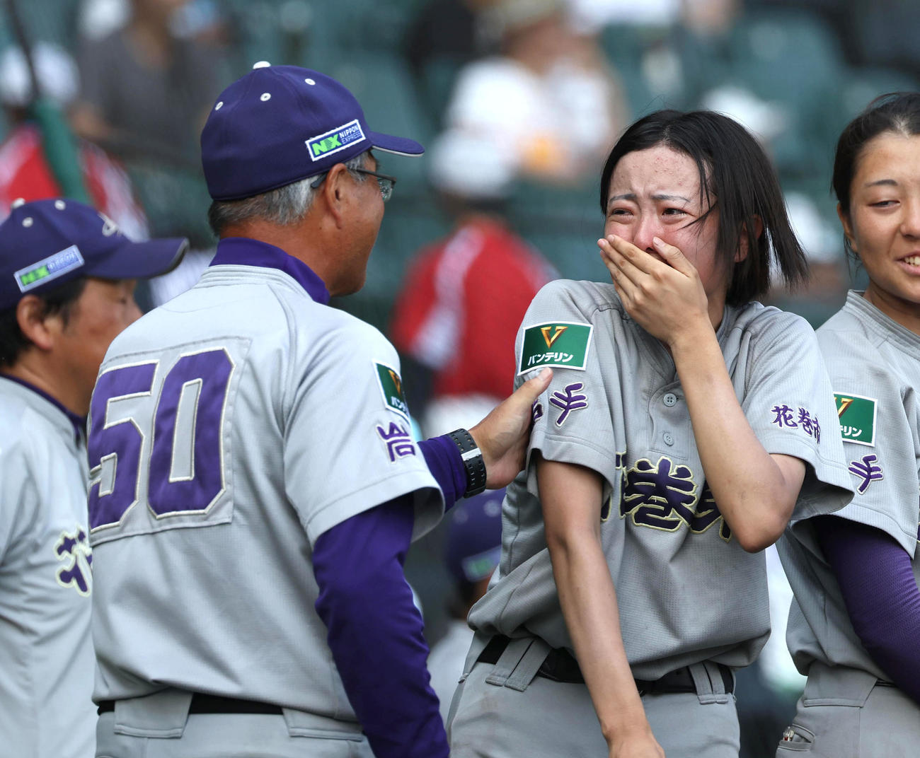 沼田監督（左）にねぎらわれ感極まる花巻東・佐々木秋羽（2024年8月撮影）