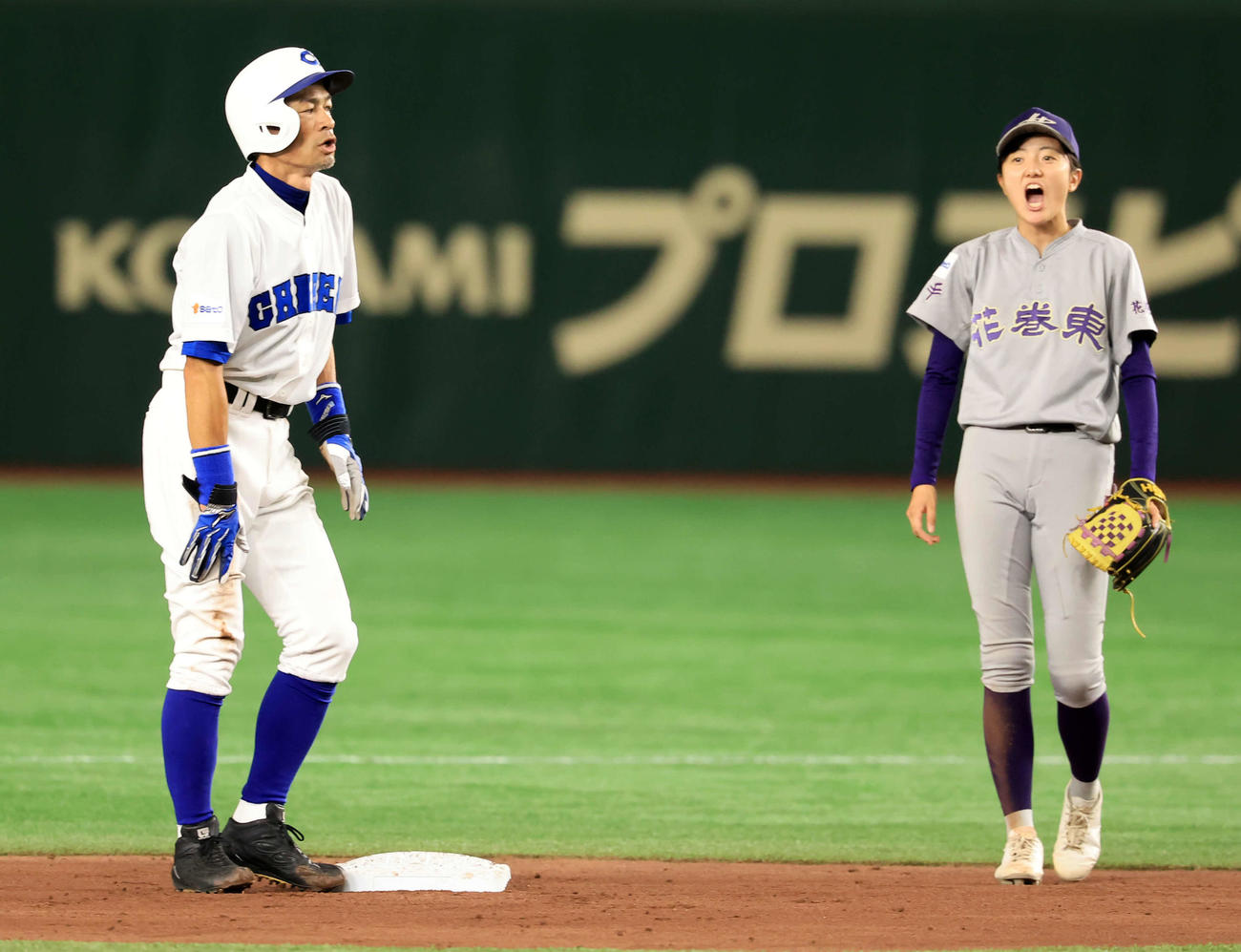 二塁進塁したイチロー氏（左）。右は佐々木秋羽（2024年9月撮影）