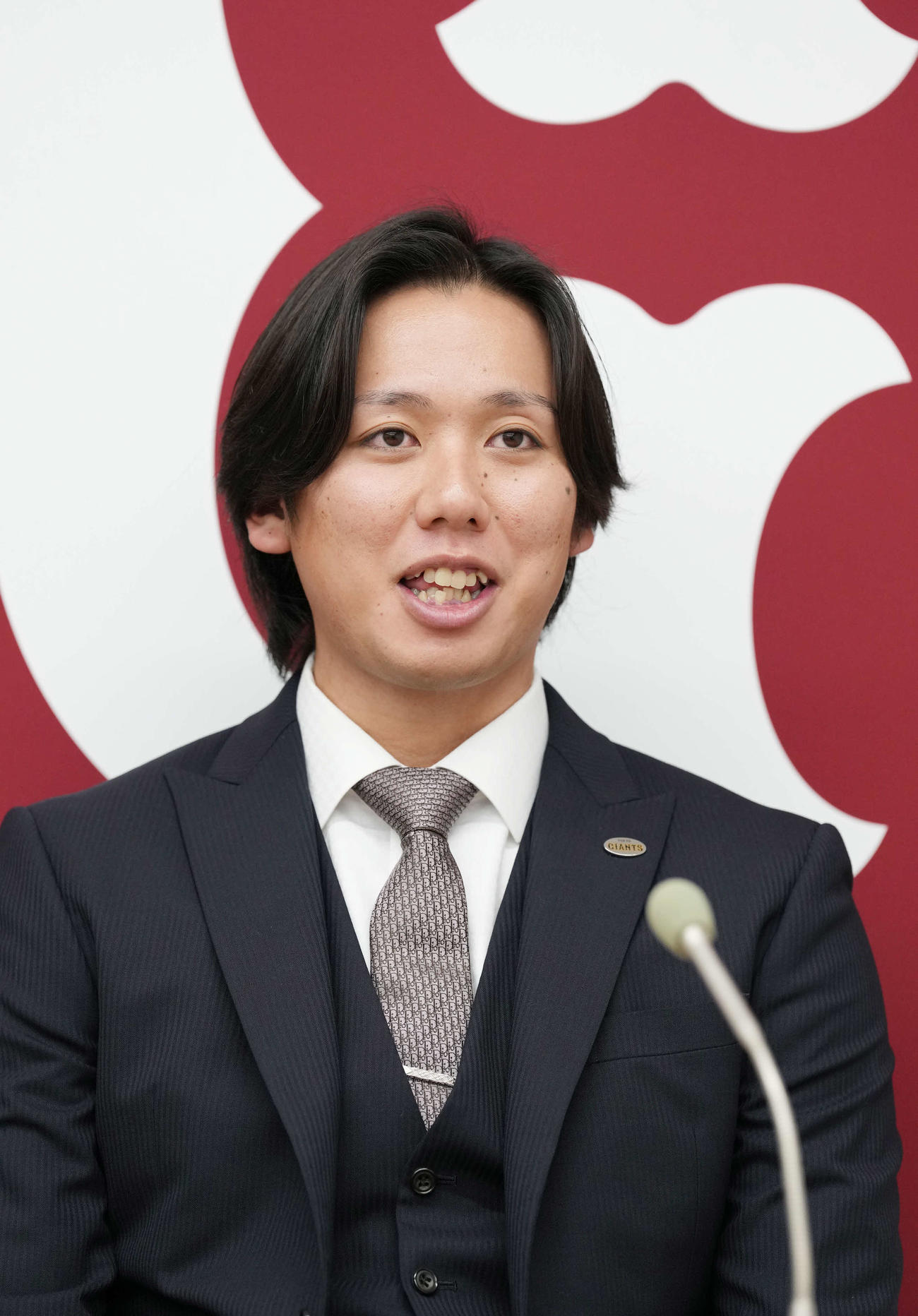 契約更改を終え会見に臨む巨人又木（撮影・小沢裕）