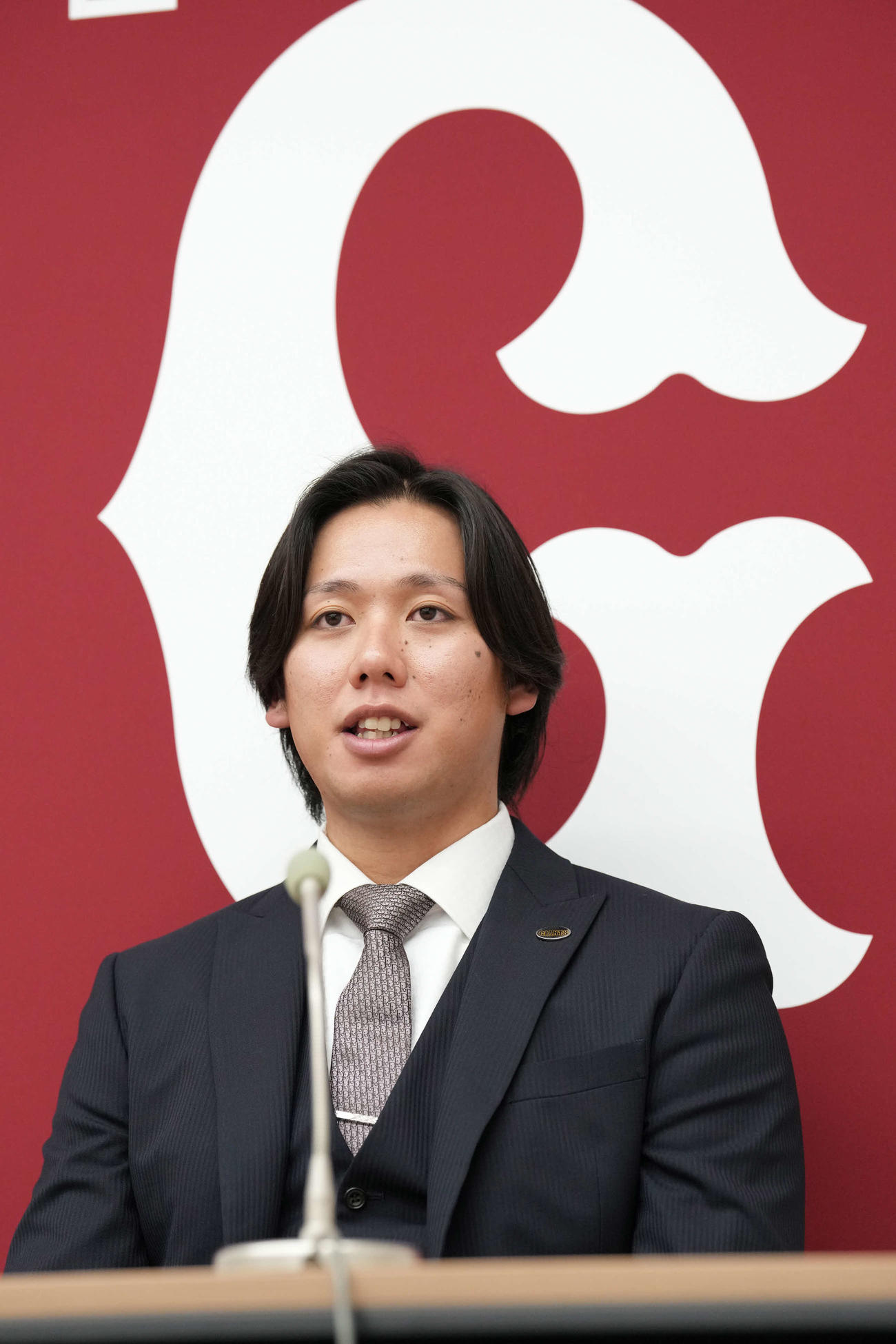 契約更改を終え会見に臨む巨人又木（撮影・小沢裕）