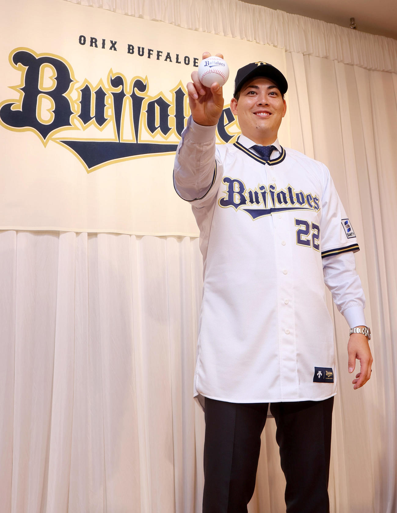 オリックス九里は会見を終え写真撮影に応じる（撮影・上山淳一）