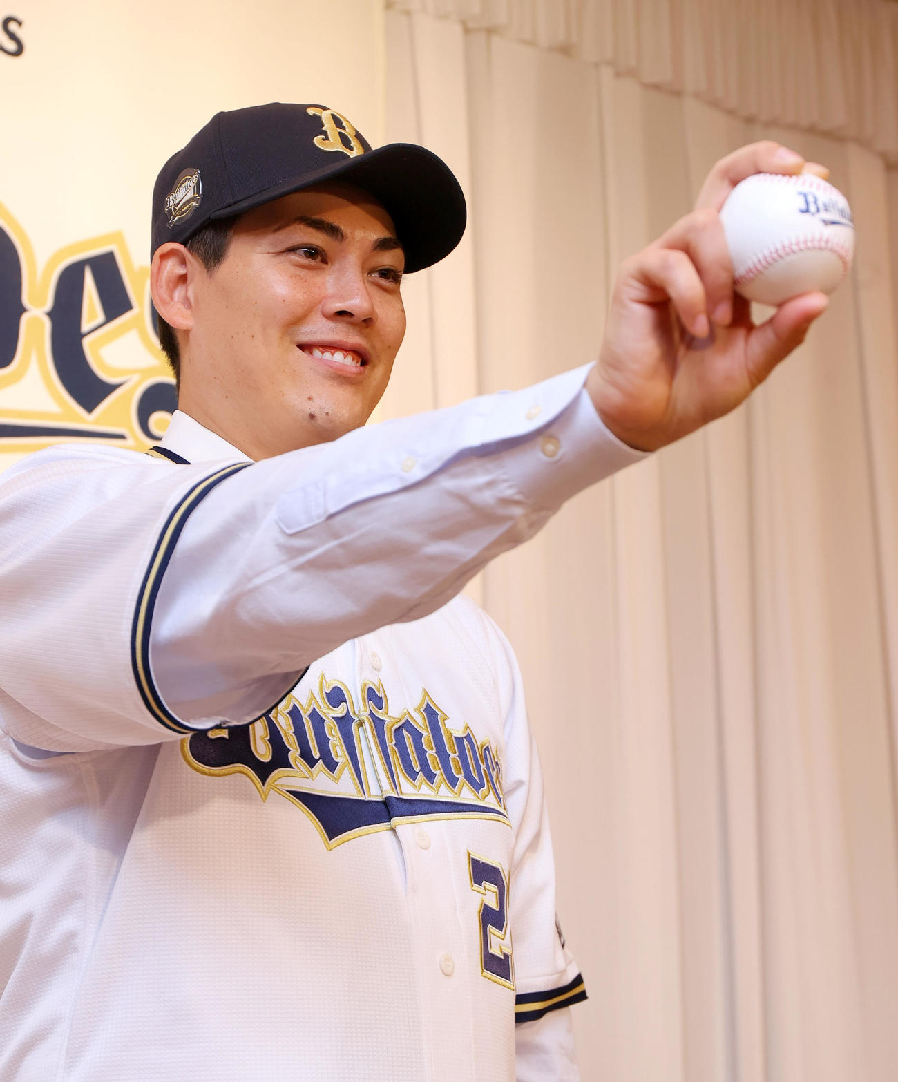 オリックス九里は会見を終え写真撮影に応じる（撮影・上山淳一）