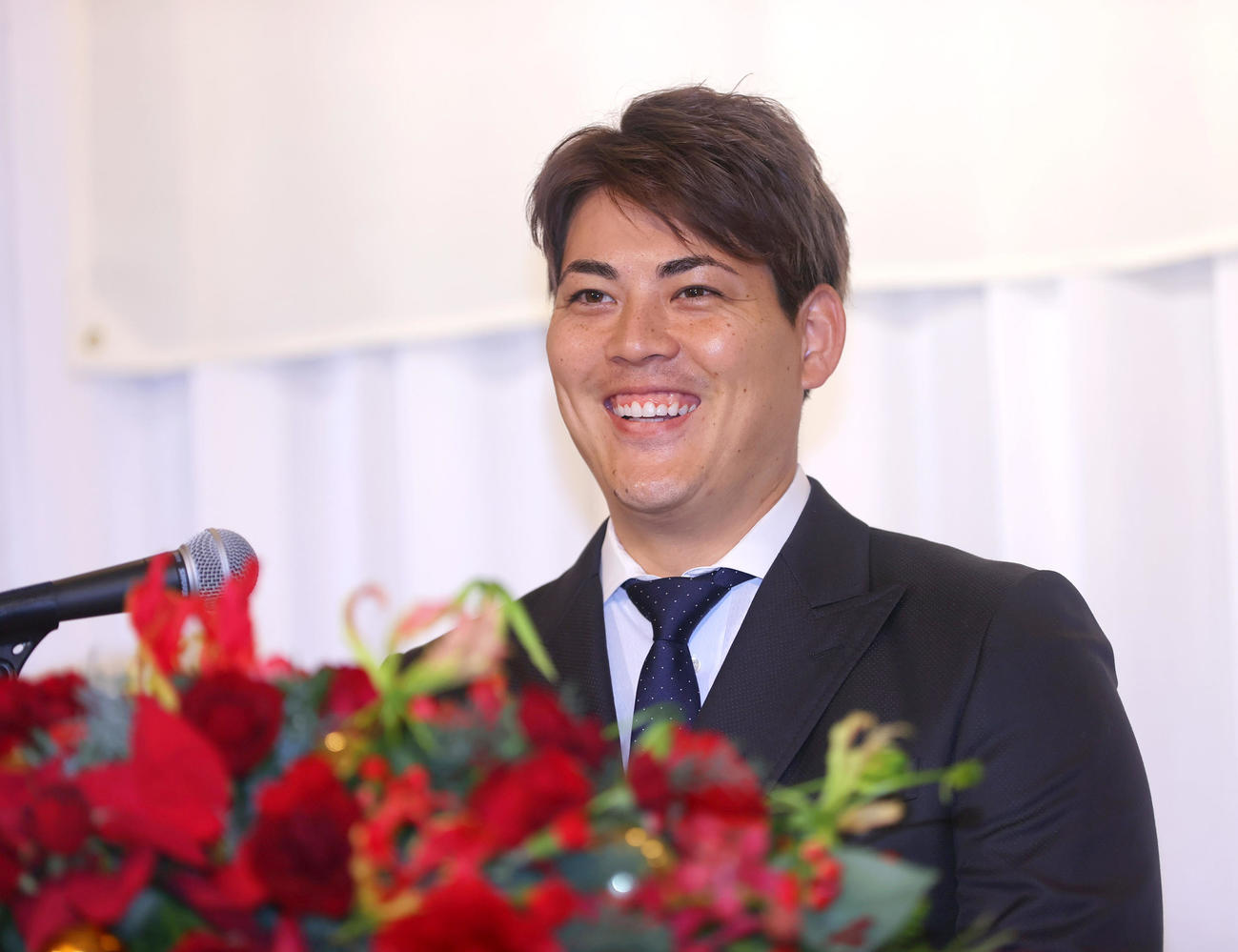 オリックス入団会見で笑顔を見せる九里（撮影・上山淳一）