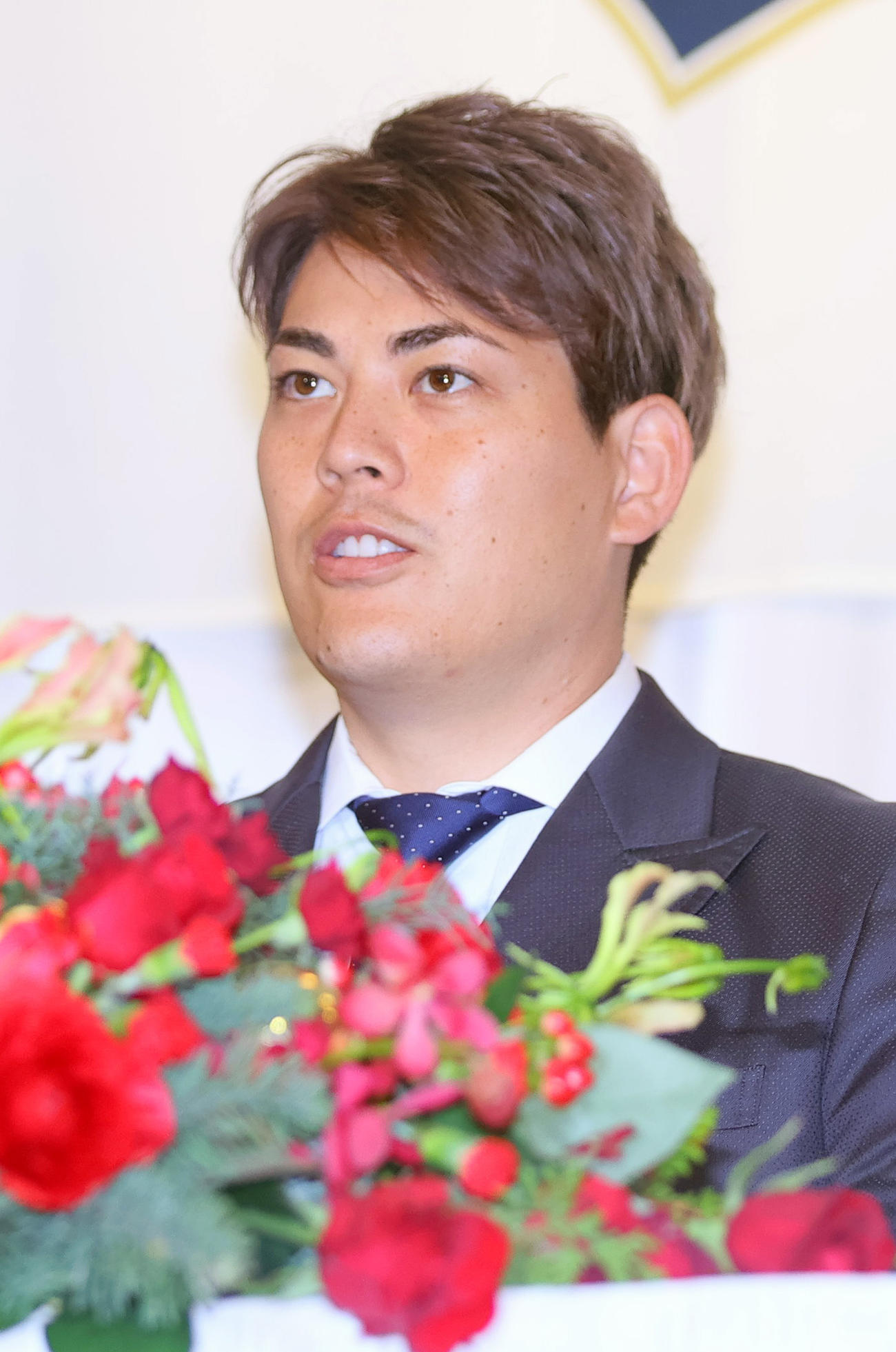 オリックス入団会見であいさつする九里（撮影・上山淳一）
