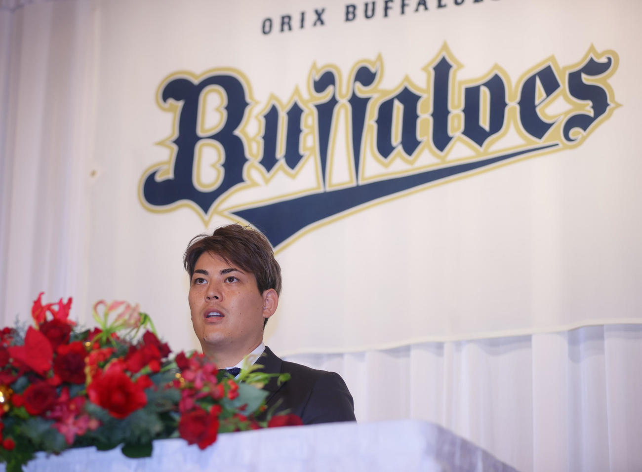 オリックス入団会見であいさつする九里（撮影・上山淳一）