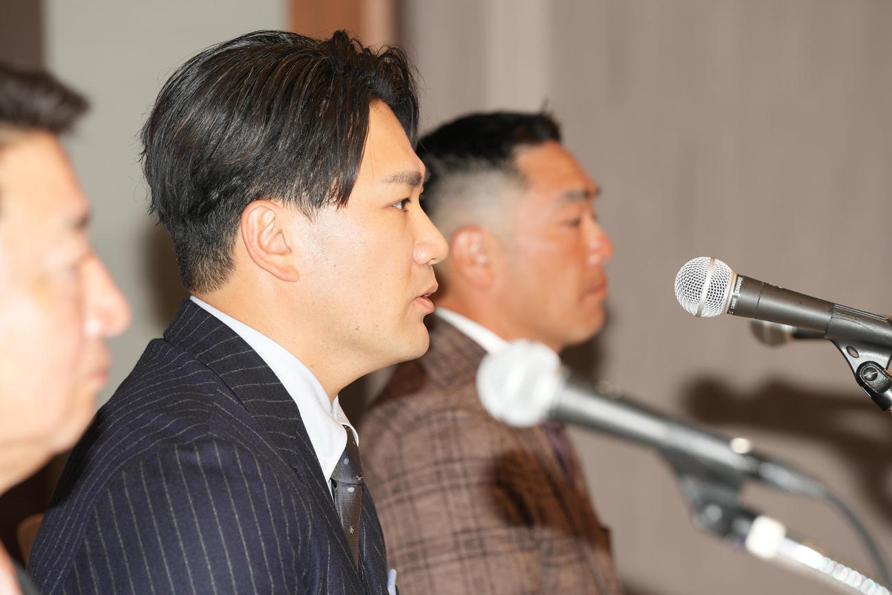 入団会見に臨む巨人田中将。奥は阿部監督（撮影・鈴木みどり）