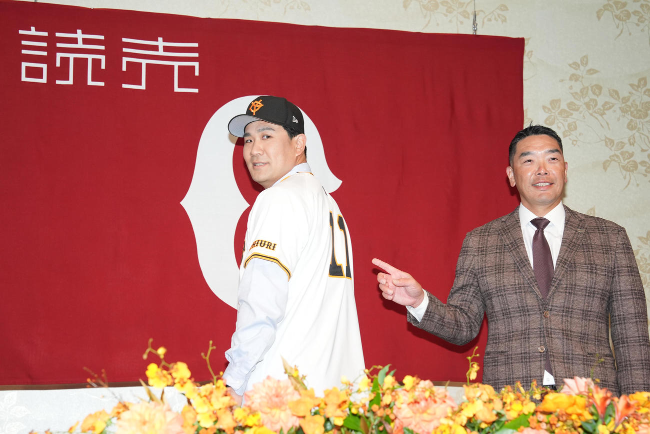 入団会見でユニホームを着る巨人田中将。右は阿部監督（撮影・鈴木みどり）