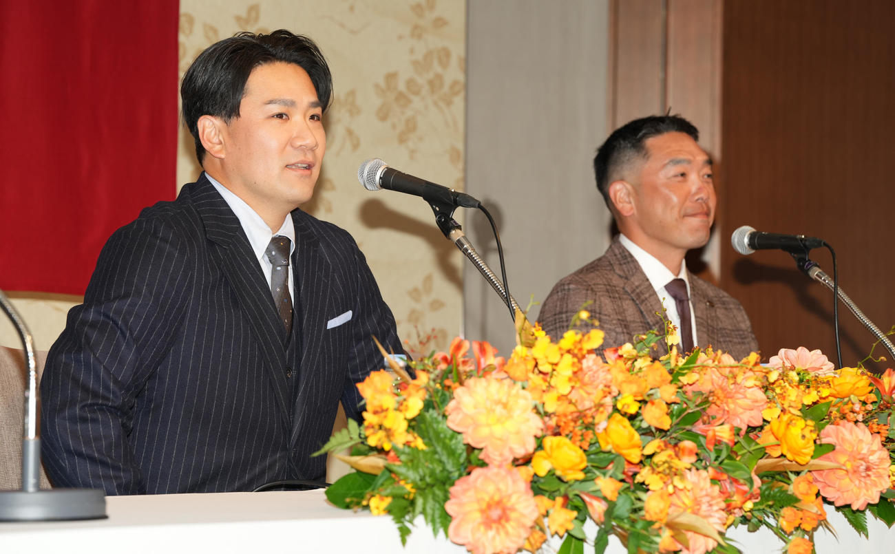 入団会見に臨む巨人田中将。右は阿部監督（撮影・鈴木みどり）