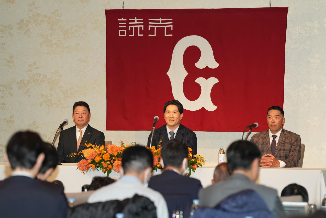 入団会見に臨む巨人田中将。右は阿部監督、左は吉村編成本部長（撮影・鈴木みどり）