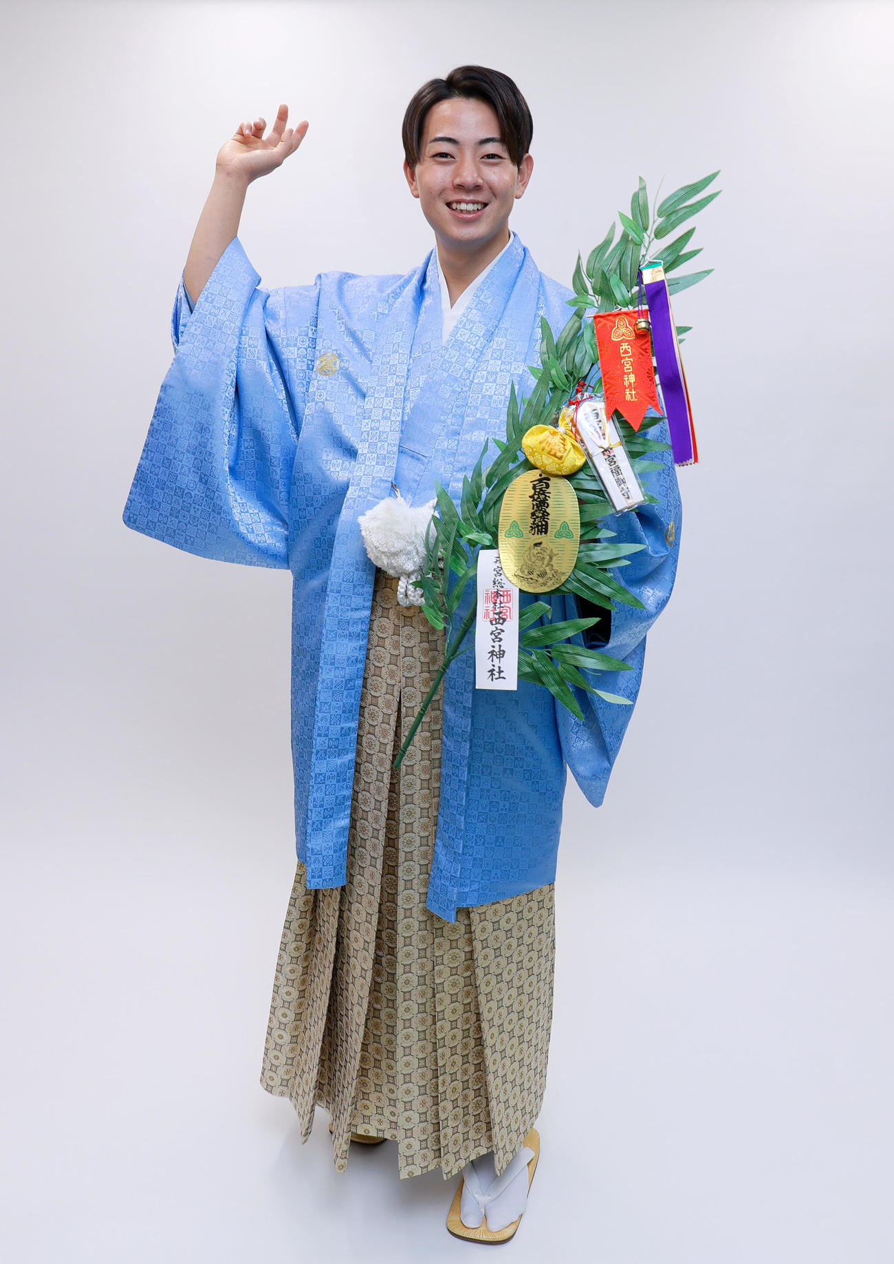 はかま姿で十日えびすのポスター撮影を行った阪神下村（撮影・上山淳一）