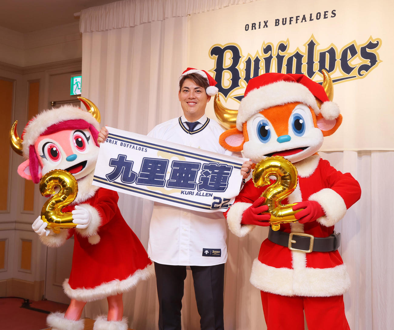 オリックス九里は入団会見がクリスマスに行われバファローブル（右）とバファローベルたちと一緒に記念撮影する（撮影・上山淳一）