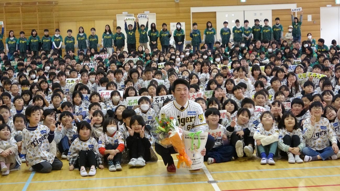 母校の秋田市立旭川小学校を訪問した阪神石井（球団提供）