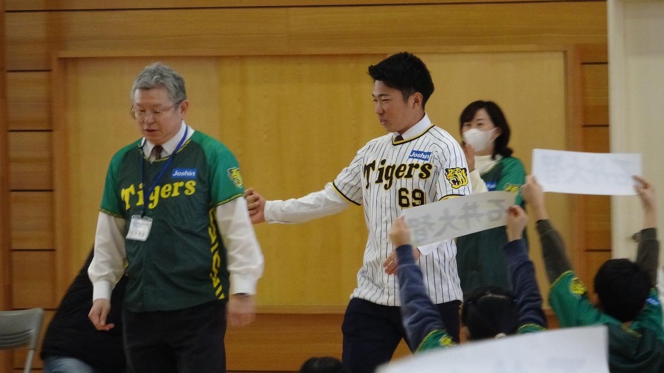 秋田市立旭川小学校を訪問した阪神石井（球団提供）