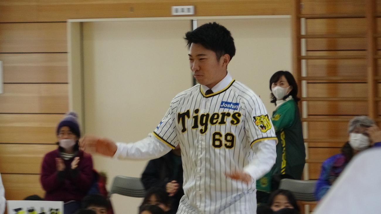秋田市立旭川小学校を訪問した阪神石井（球団提供）