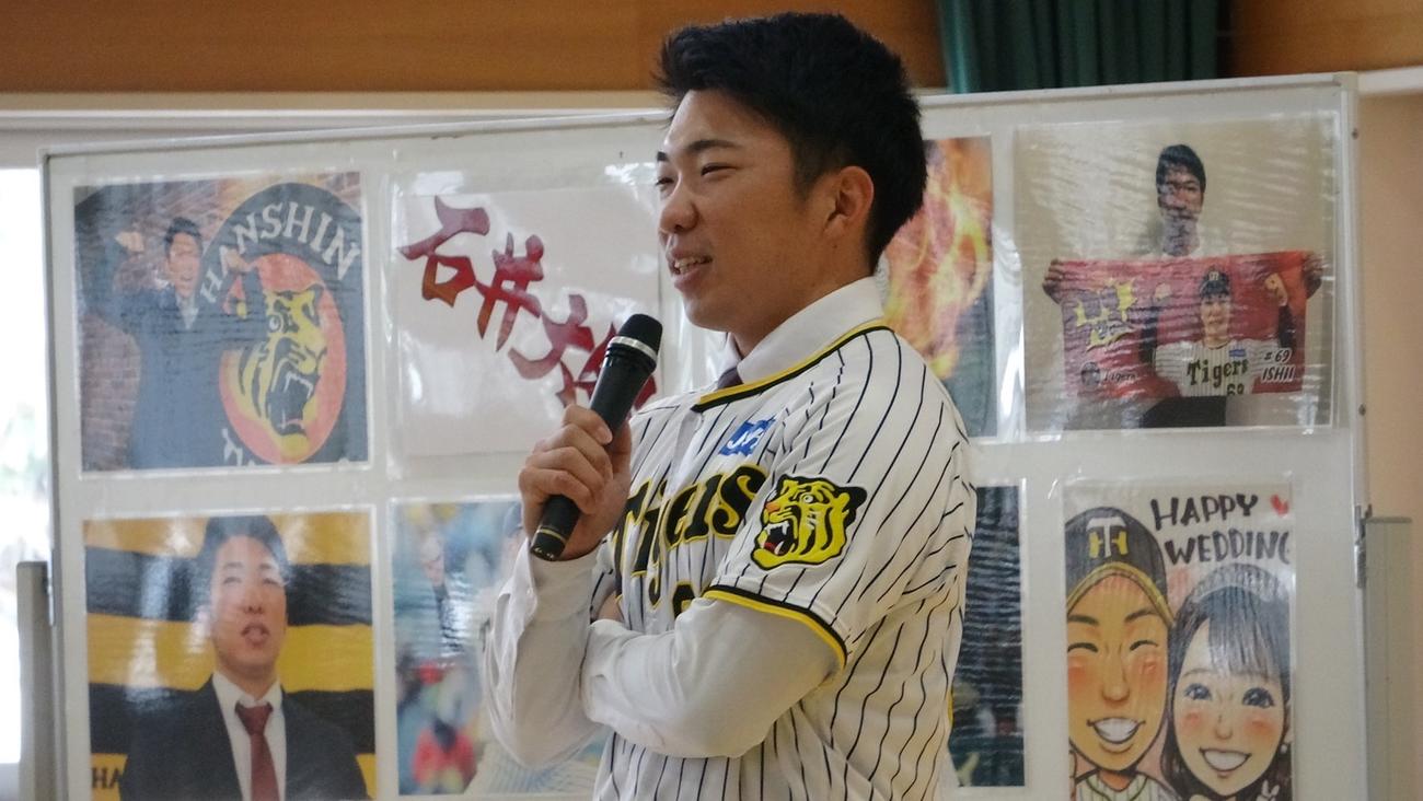 阪神石井は秋田市立旭川小学校を訪問し児童の質問に笑顔で答える（球団提供）
