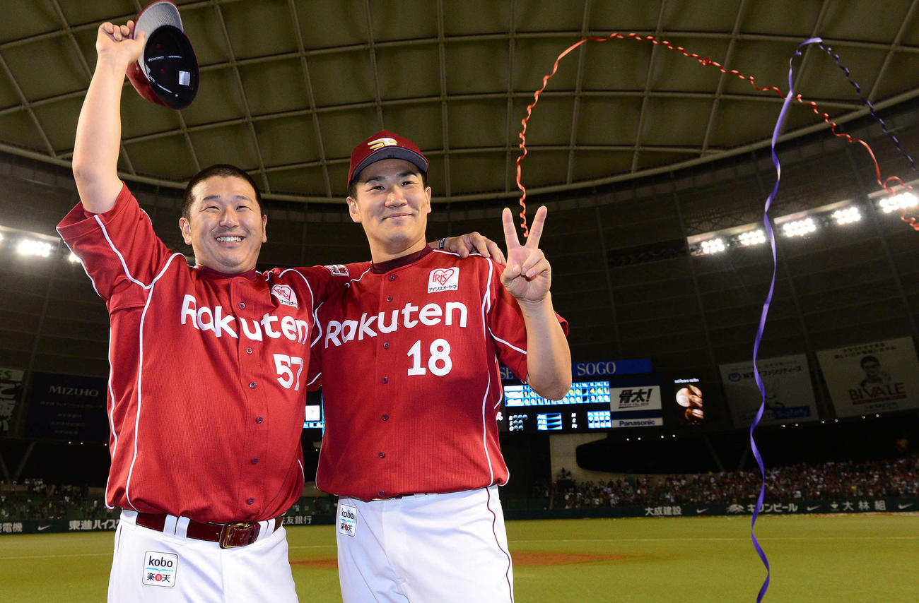 13年9月、パ・リーグ優勝で小山（左）と記念撮影する田中将
