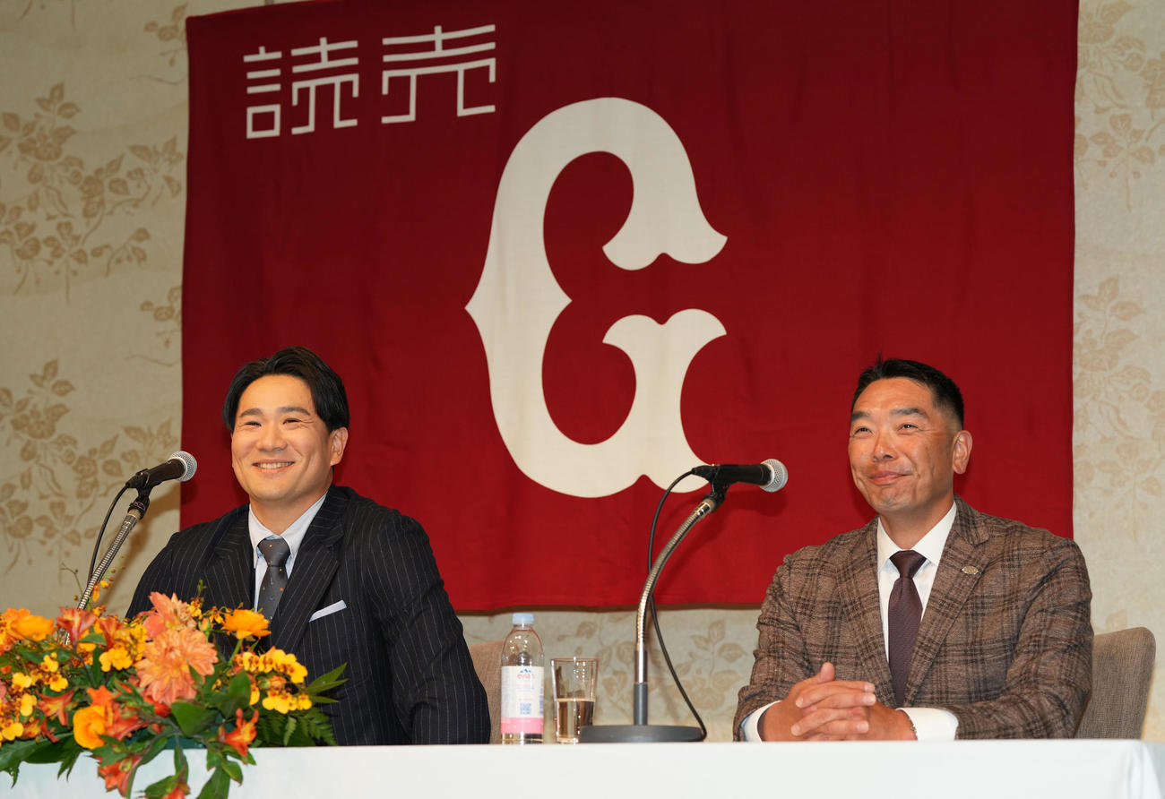 入団会見で笑顔の巨人田中将（左）と阿部監督（撮影・鈴木みどり）