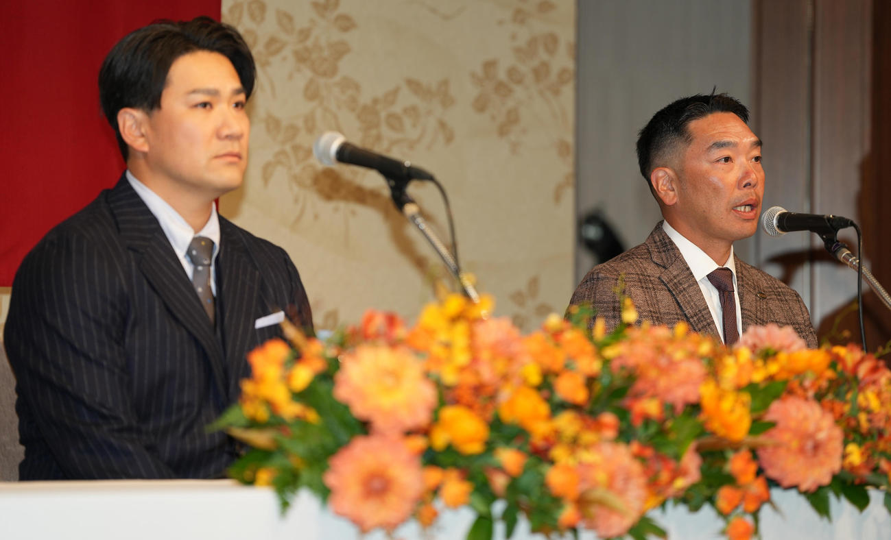 田中将（左）の入団会見で記者の質問に答える巨人阿部監督（撮影・鈴木みどり）