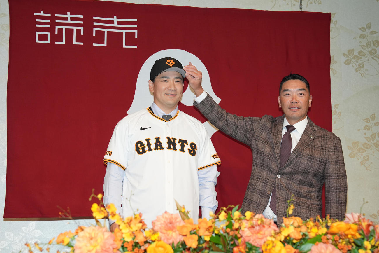 入団会見で、阿部監督（右）から帽子をかぶせてもらう巨人田中将（撮影・鈴木みどり）