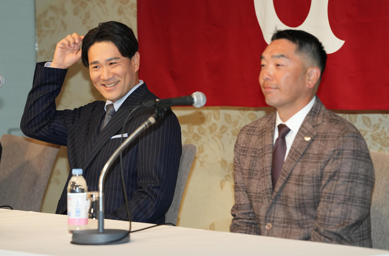 入団会見で笑顔の巨人田中将。右は阿部監督（撮影・鈴木みどり）