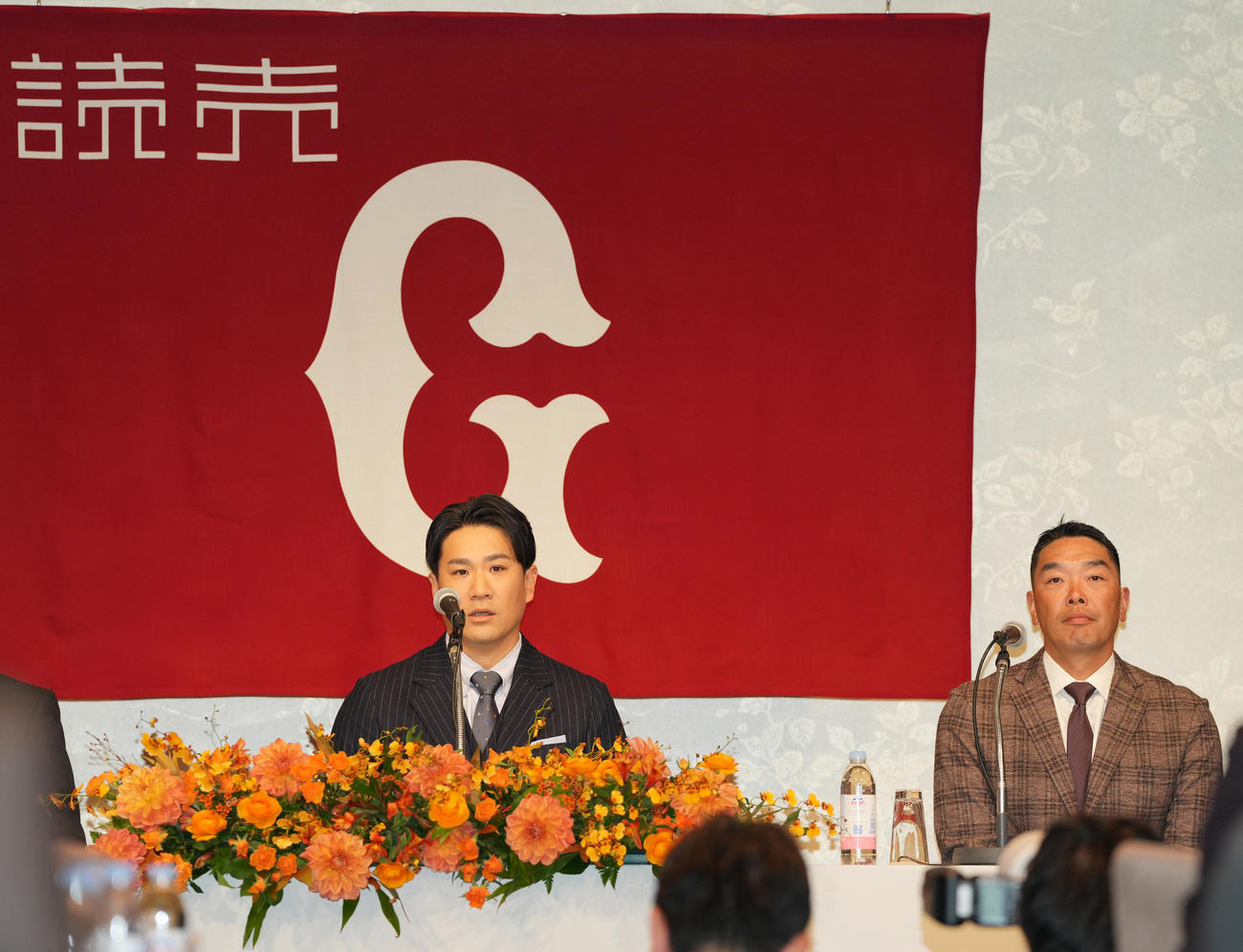 入団会見に臨む人田中将。右は阿部監督（撮影・鈴木みどり）
