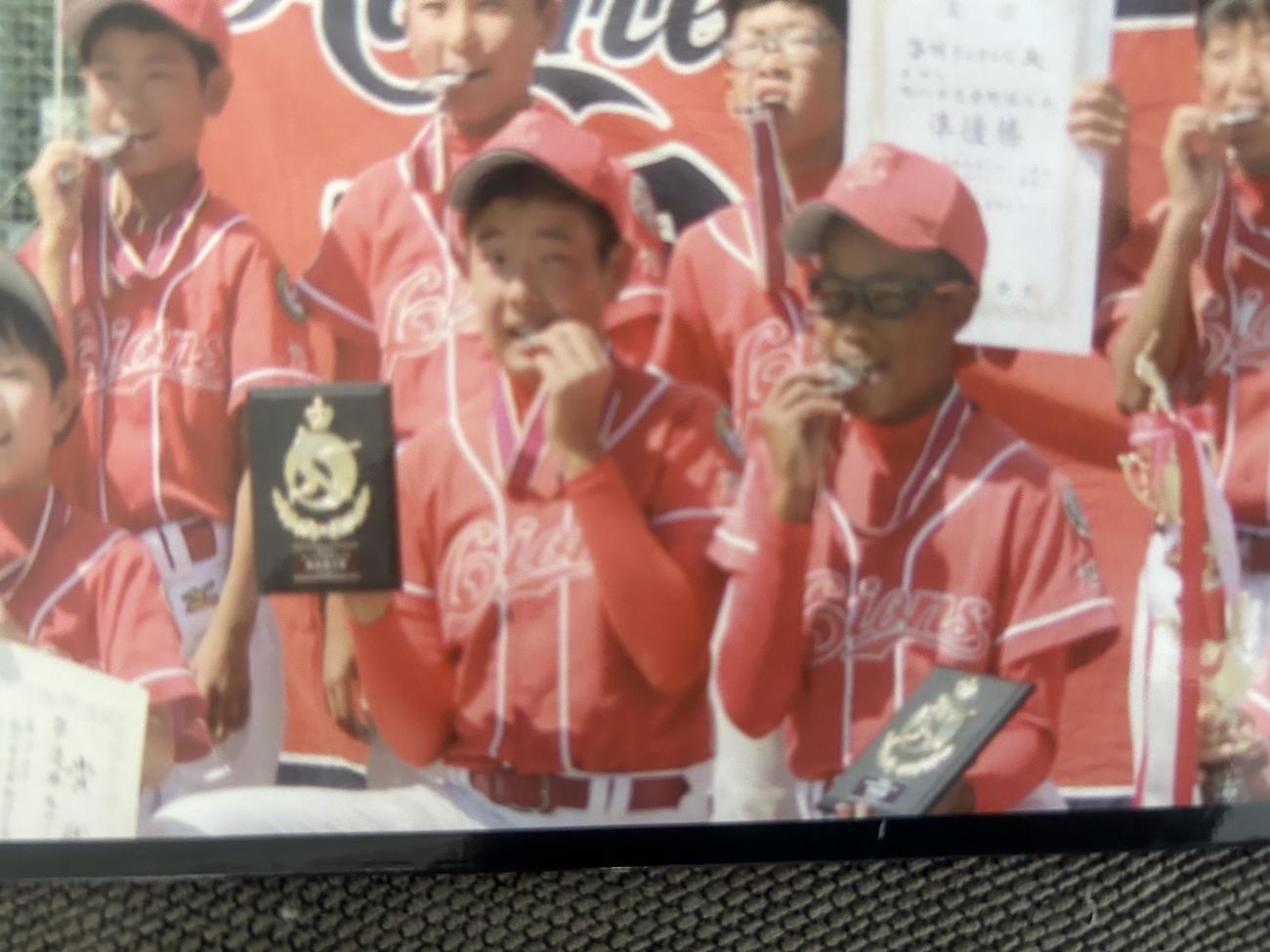 啓明ライオンズ時代に大会で準優勝したウメビンユオ（中央右）と石田はメダルを〓（口ヘンに齒）む（撮影・中島洋尚）