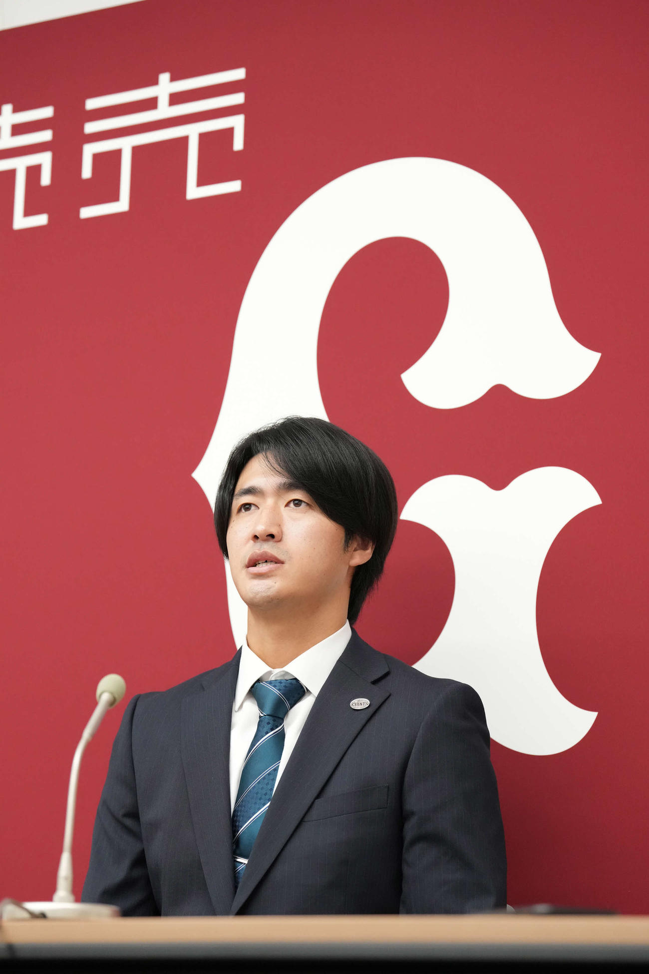 契約更改を終え会見に臨む巨人西舘（撮影・小沢裕）