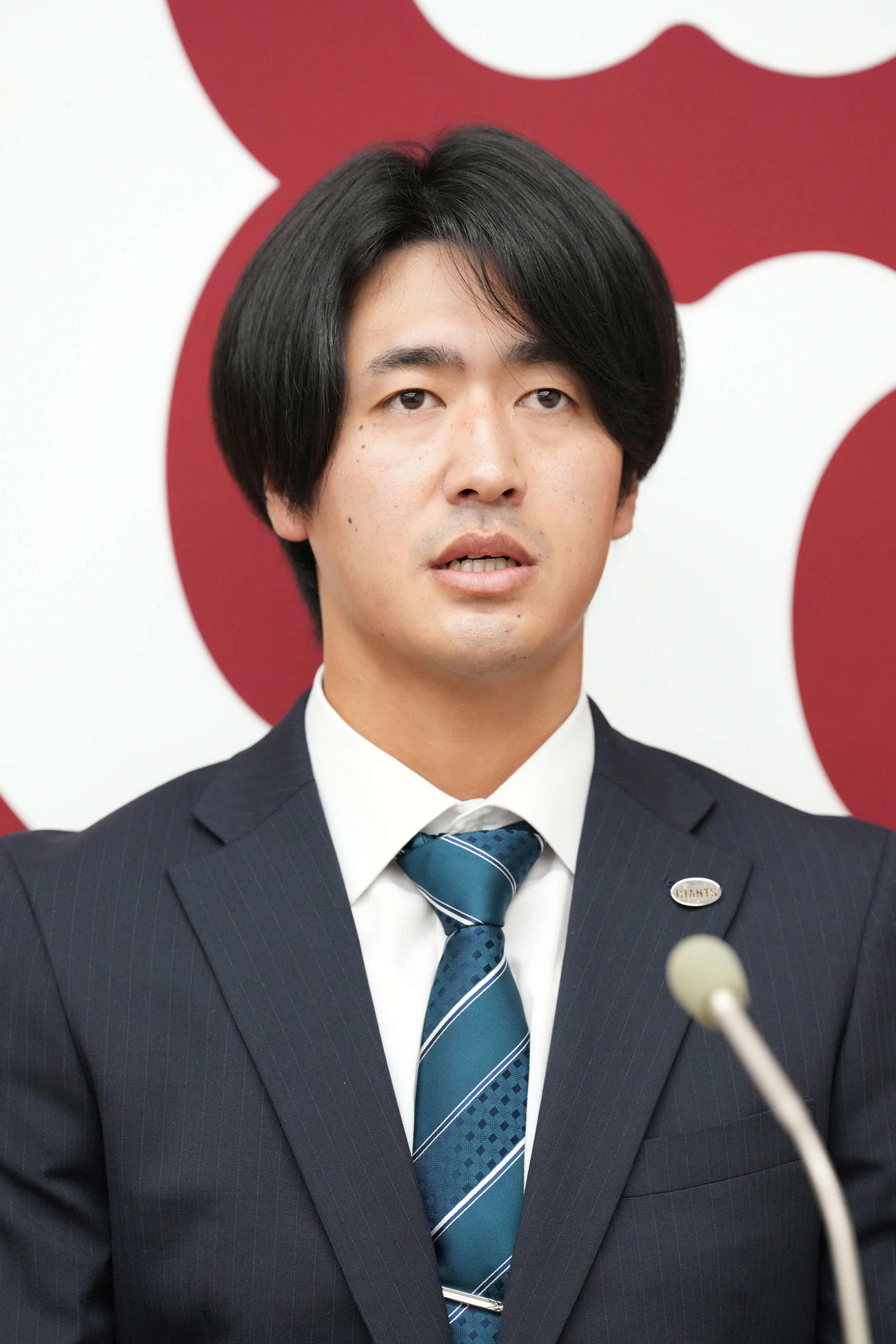 契約更改を終え会見に臨む巨人西舘（撮影・小沢裕）