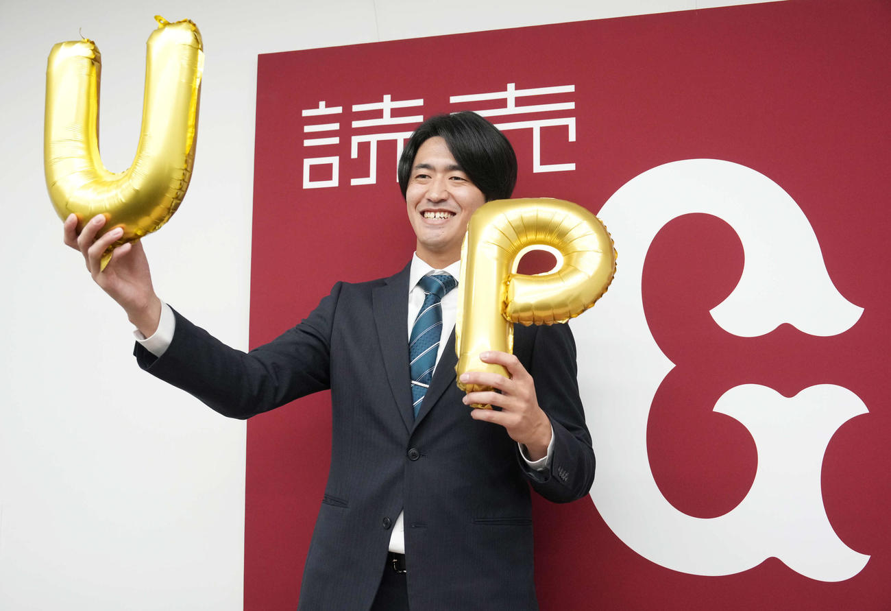 推定1200万円アップで契約更改を終えカメラマンの要望に応じて撮影に臨む巨人西舘（撮影・小沢裕）