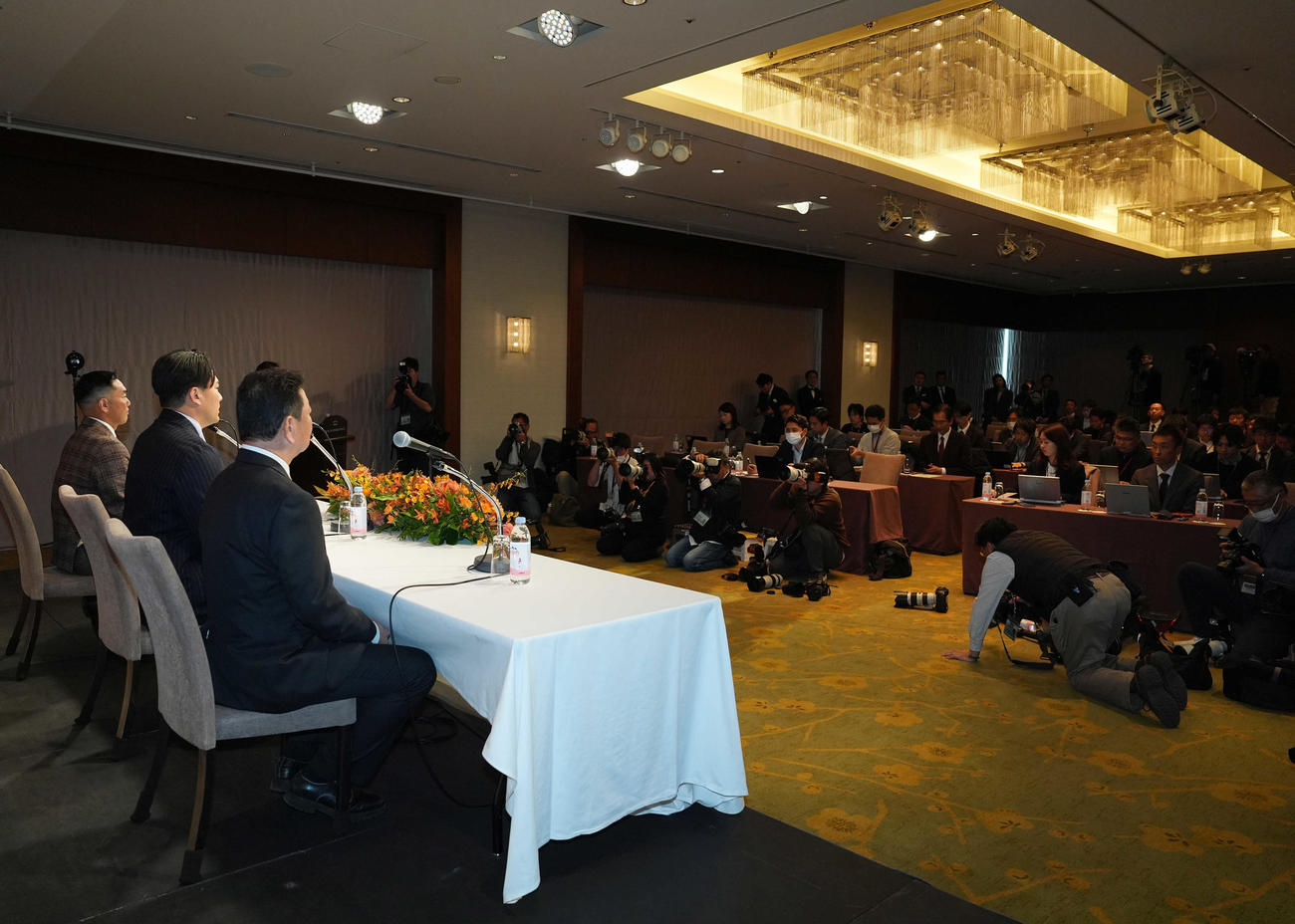 入団会見に臨む巨人田中将（左から2人目）（撮影・鈴木みどり）