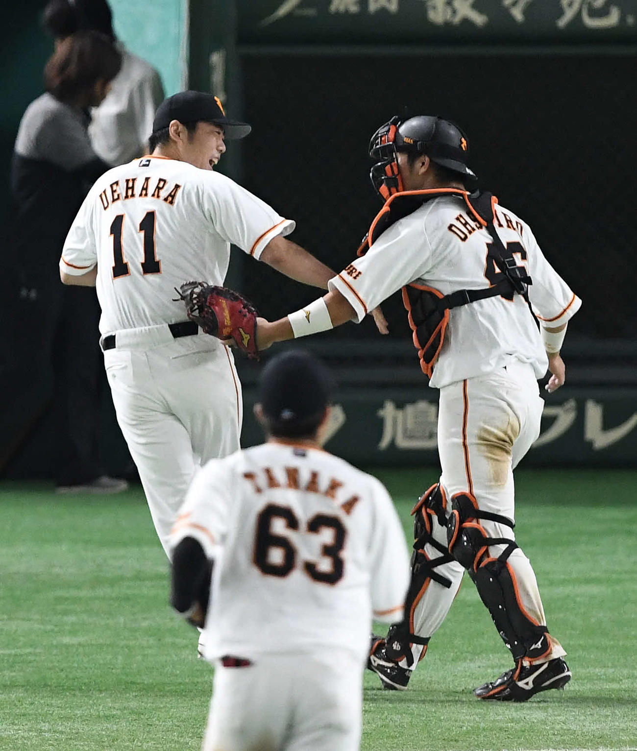 大城卓三と笑顔でタッチを交わす上原浩治（後方左）
