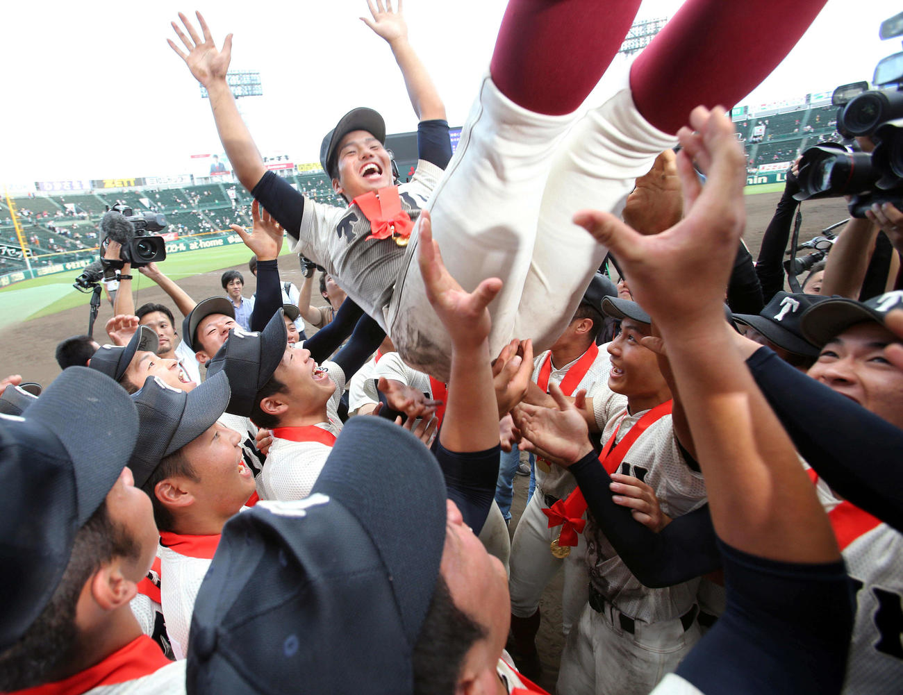 2018年8月、春夏連覇を達成し胴上げされる大阪桐蔭・中川主将